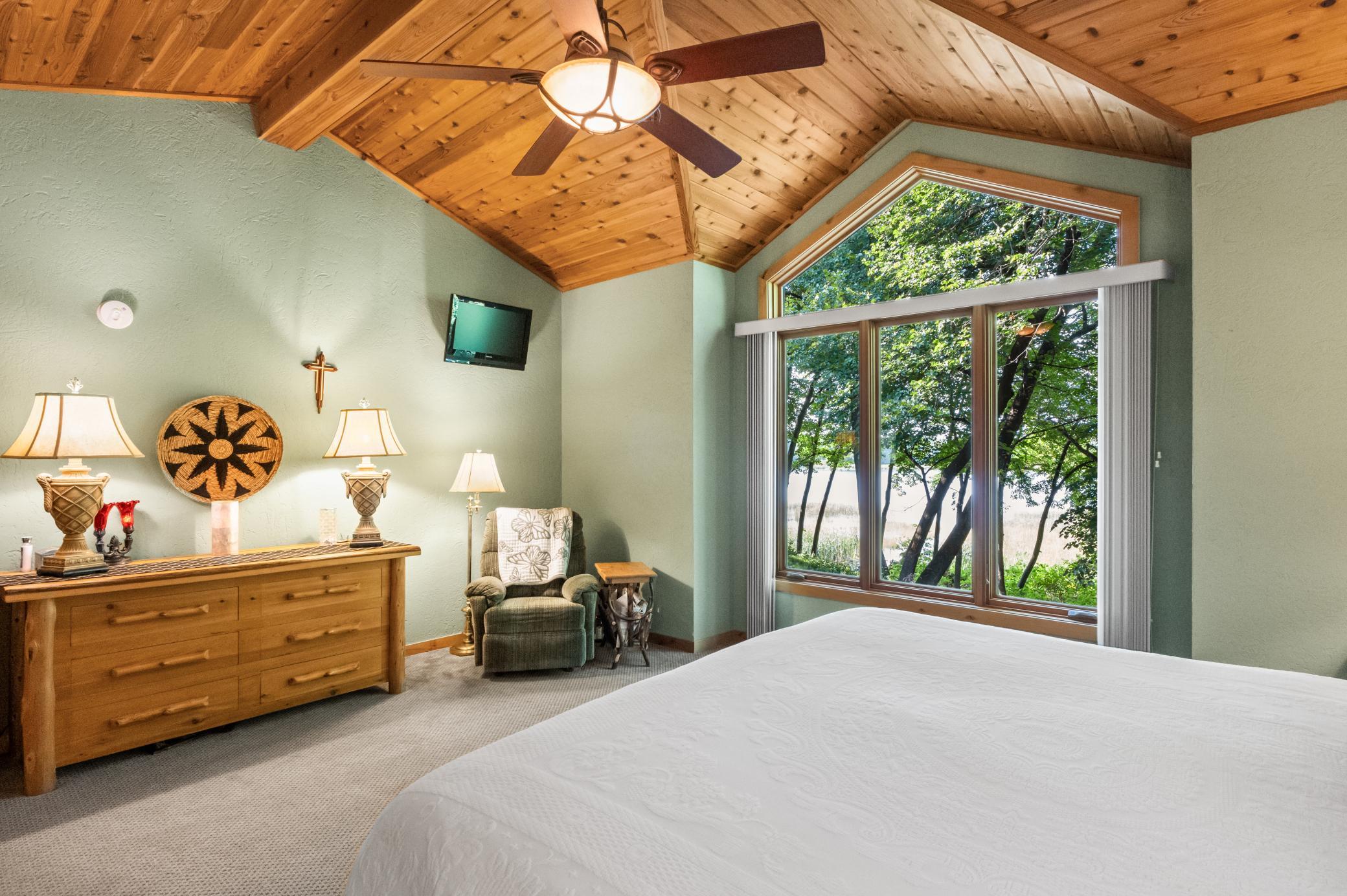 Owner's Suite with great lakeview
