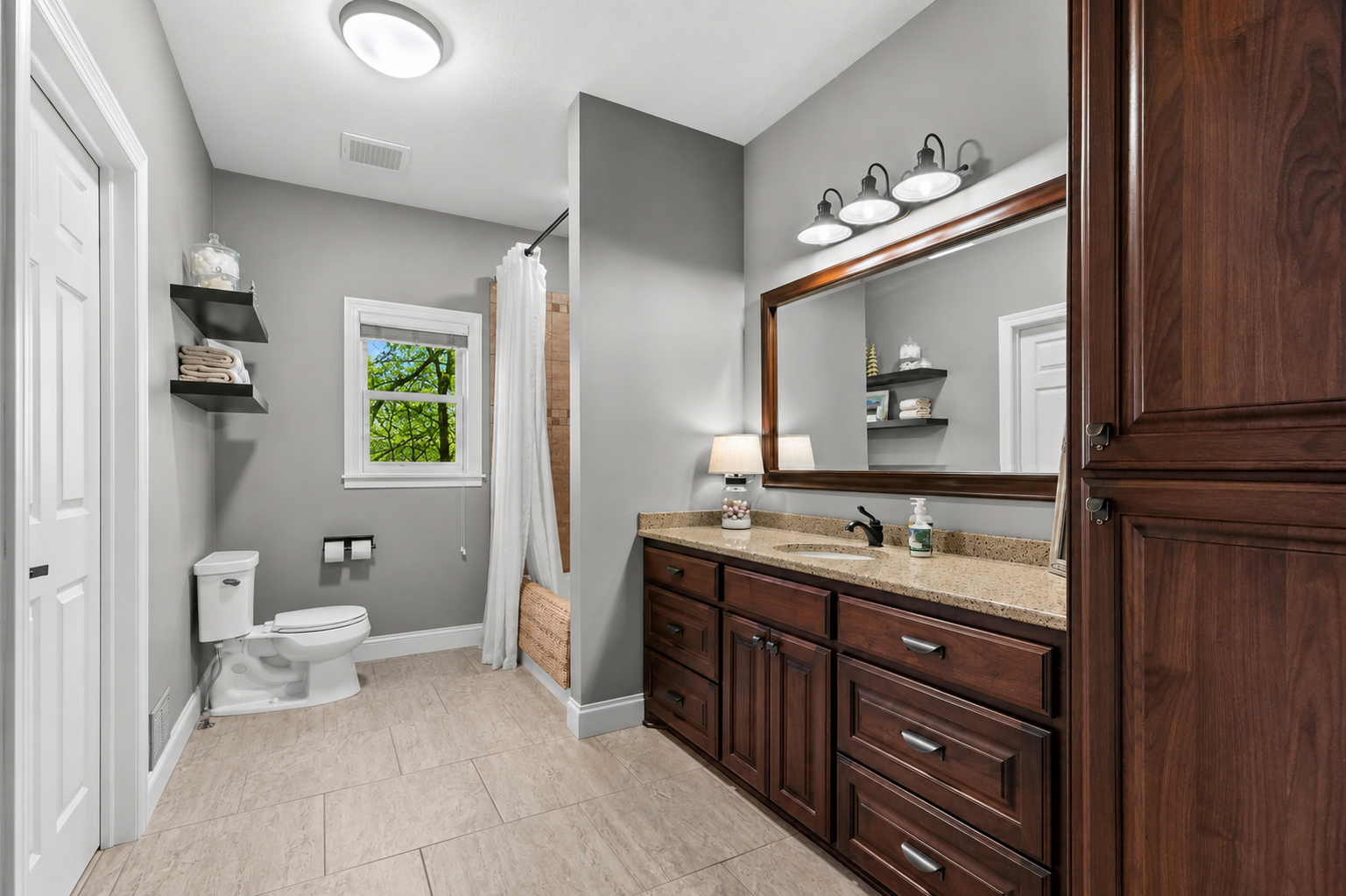 Main level bath