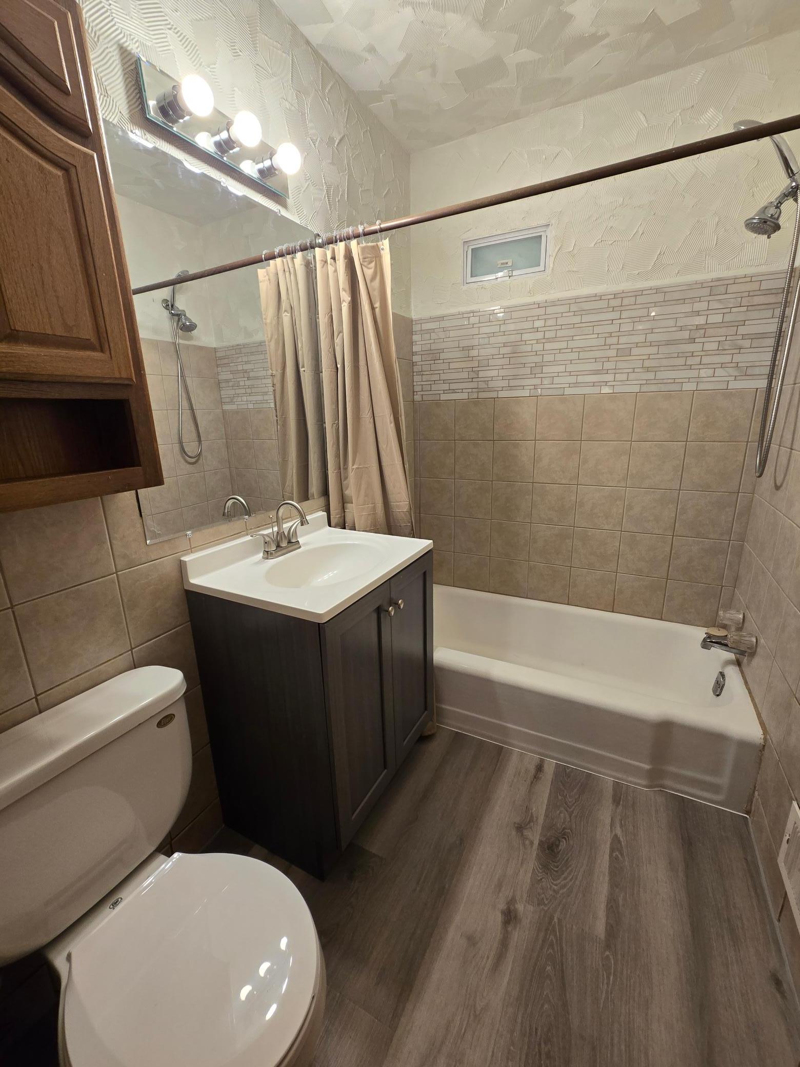 4030 bathroom.jpg