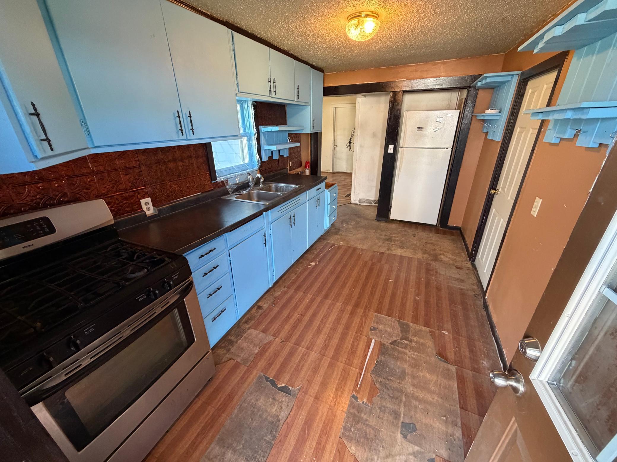 6 Kitchen 4.jpg