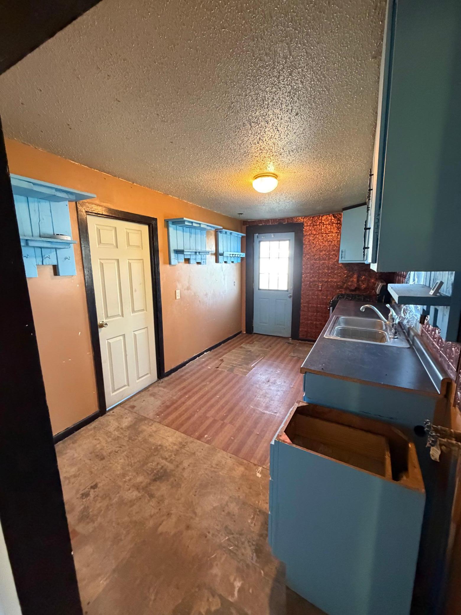 4 Kitchen 1.jpg