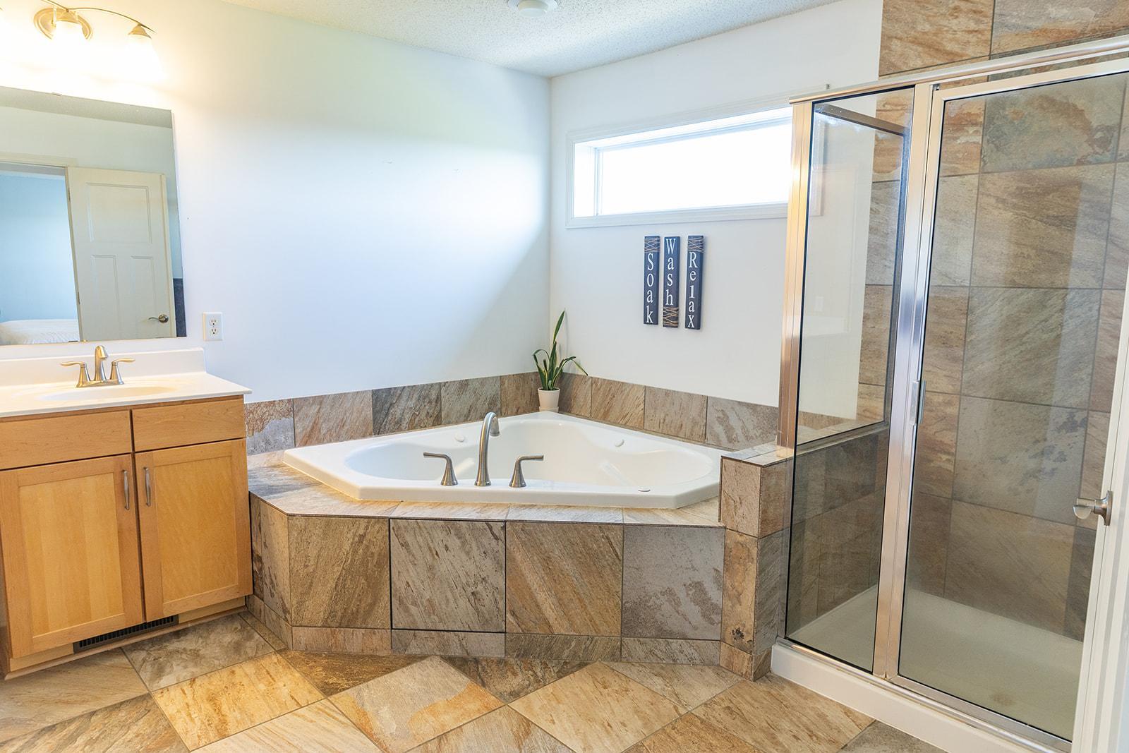 Spa-like bathtub.