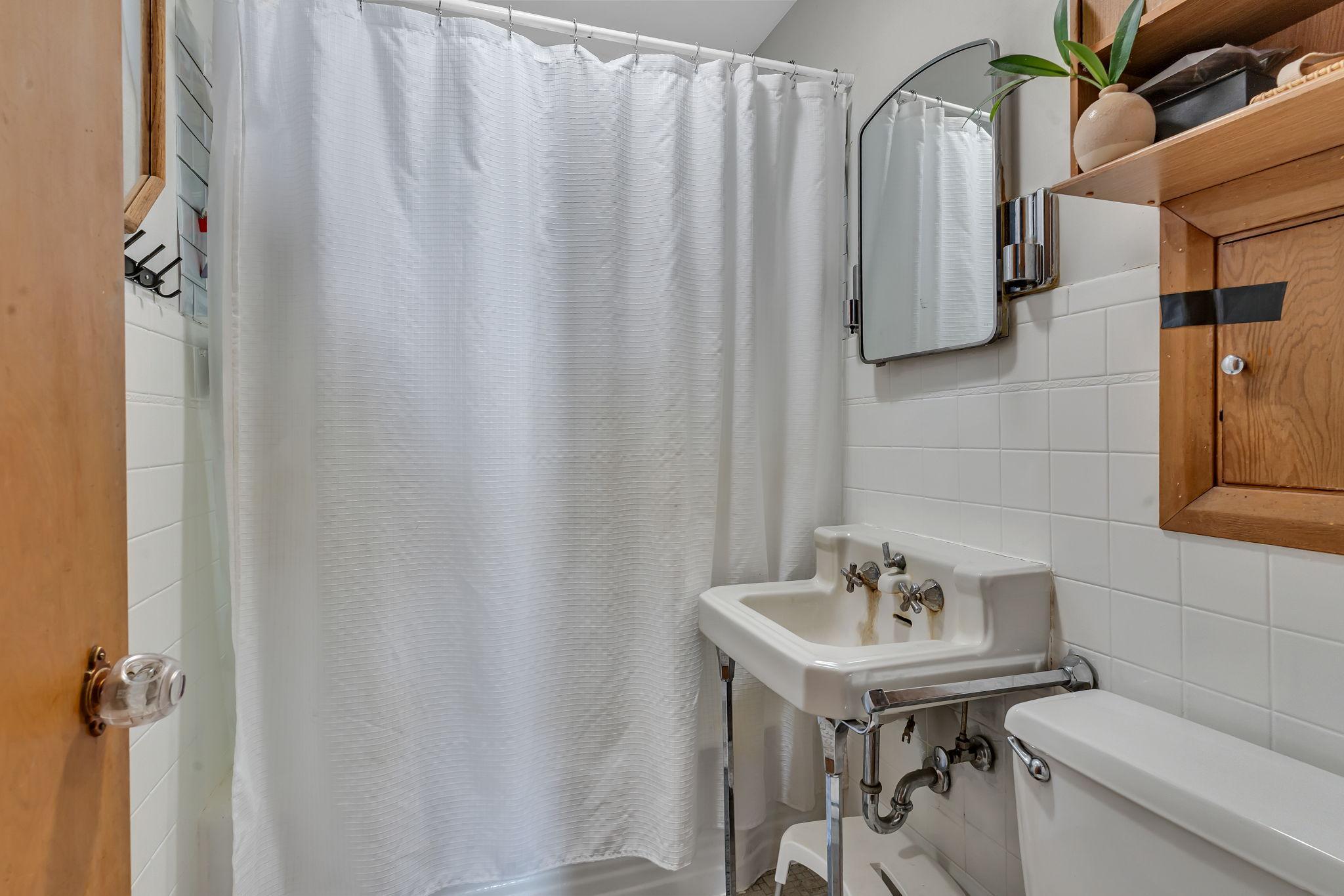 509-Main Level Full Bathroom