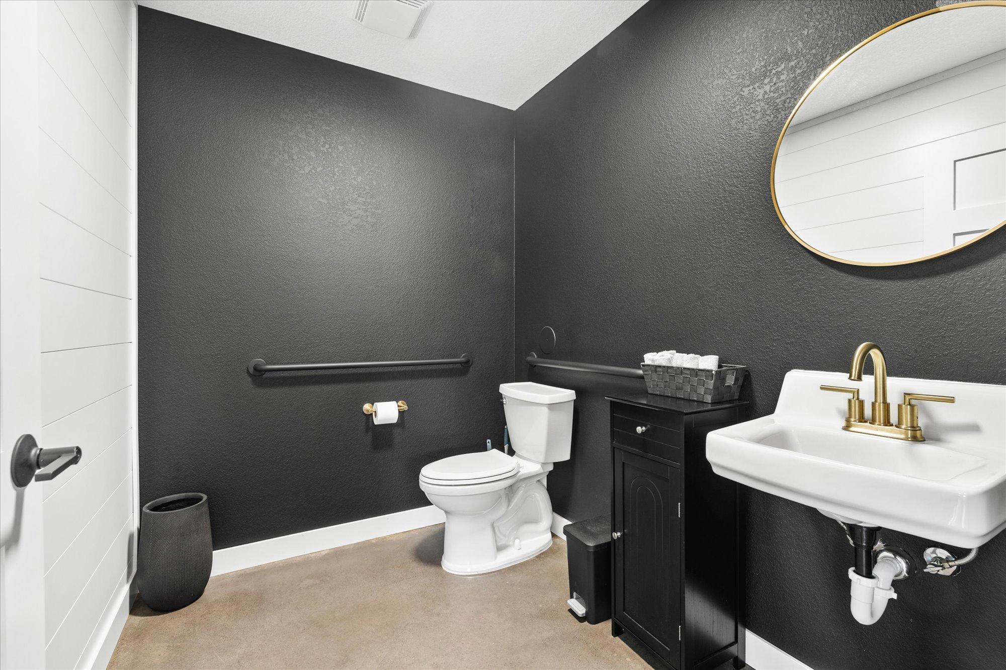 Bathroom 1.jpg