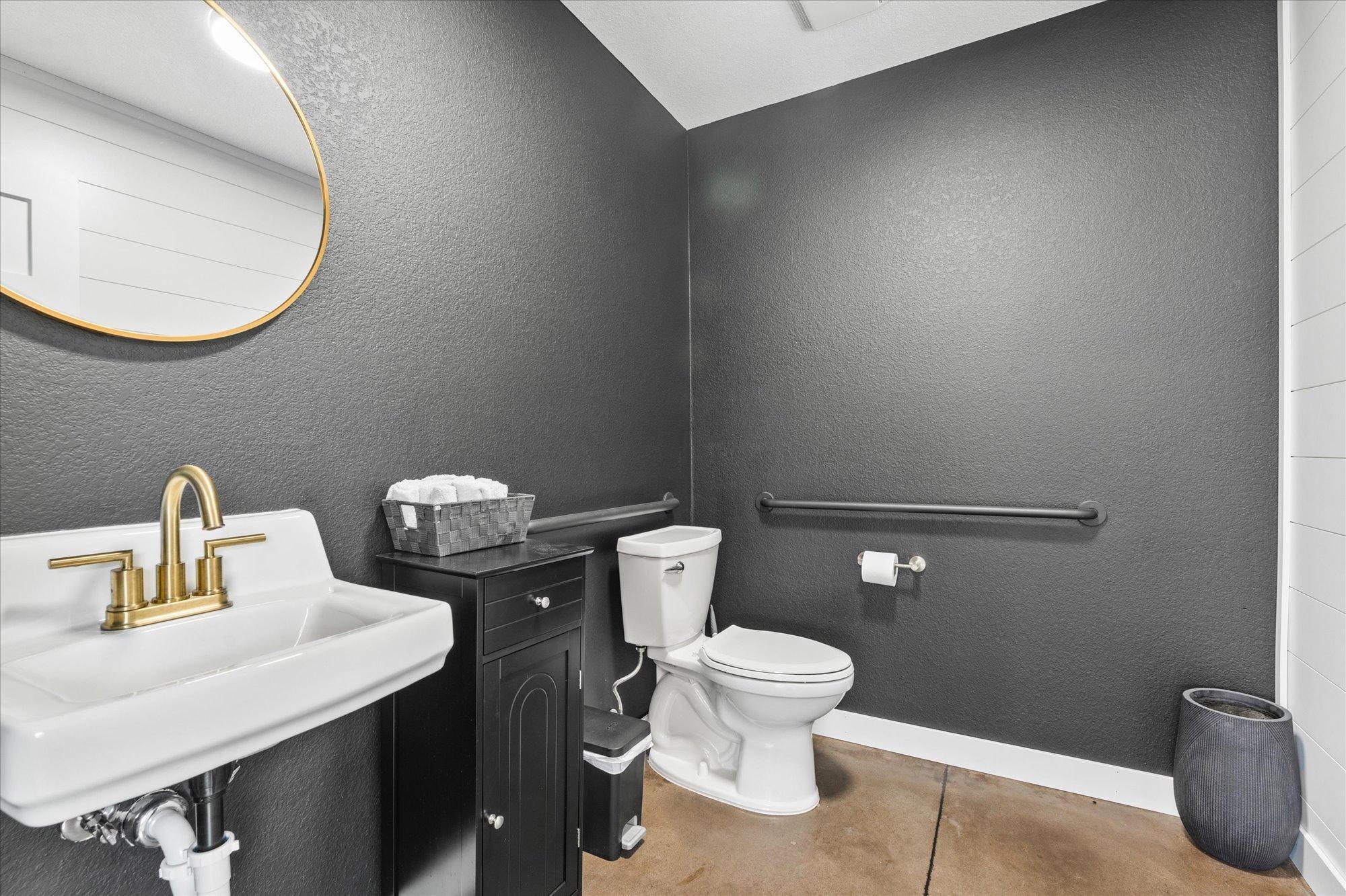 bathroom 2.jpg