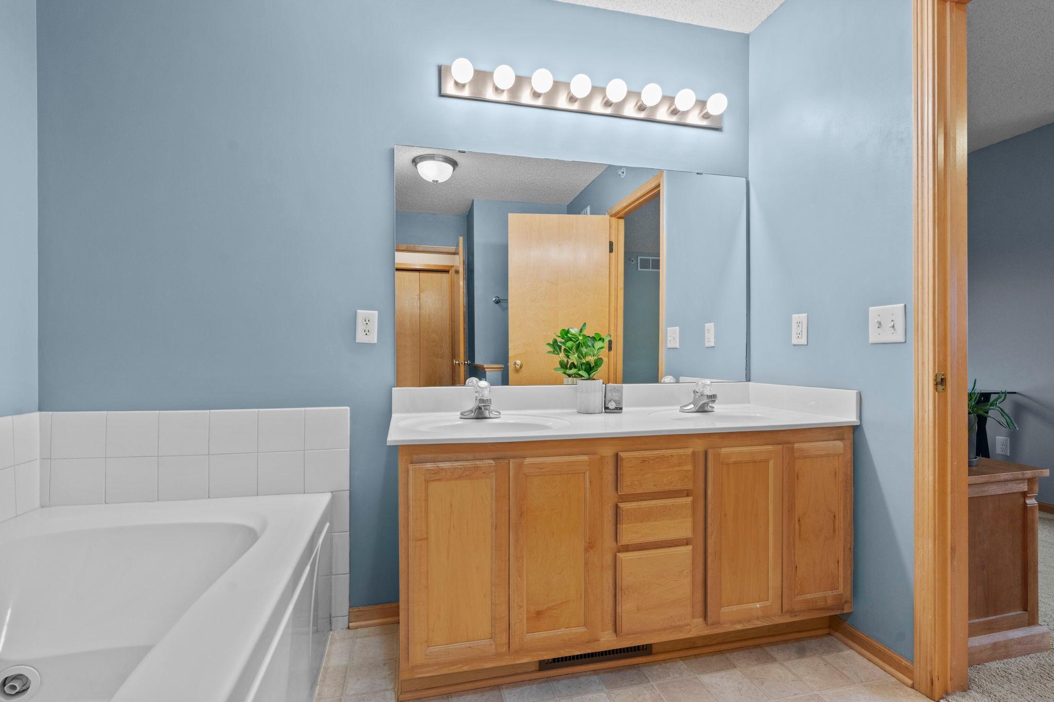 38-web-or-mls-17620 69th Pl N-204.jpg