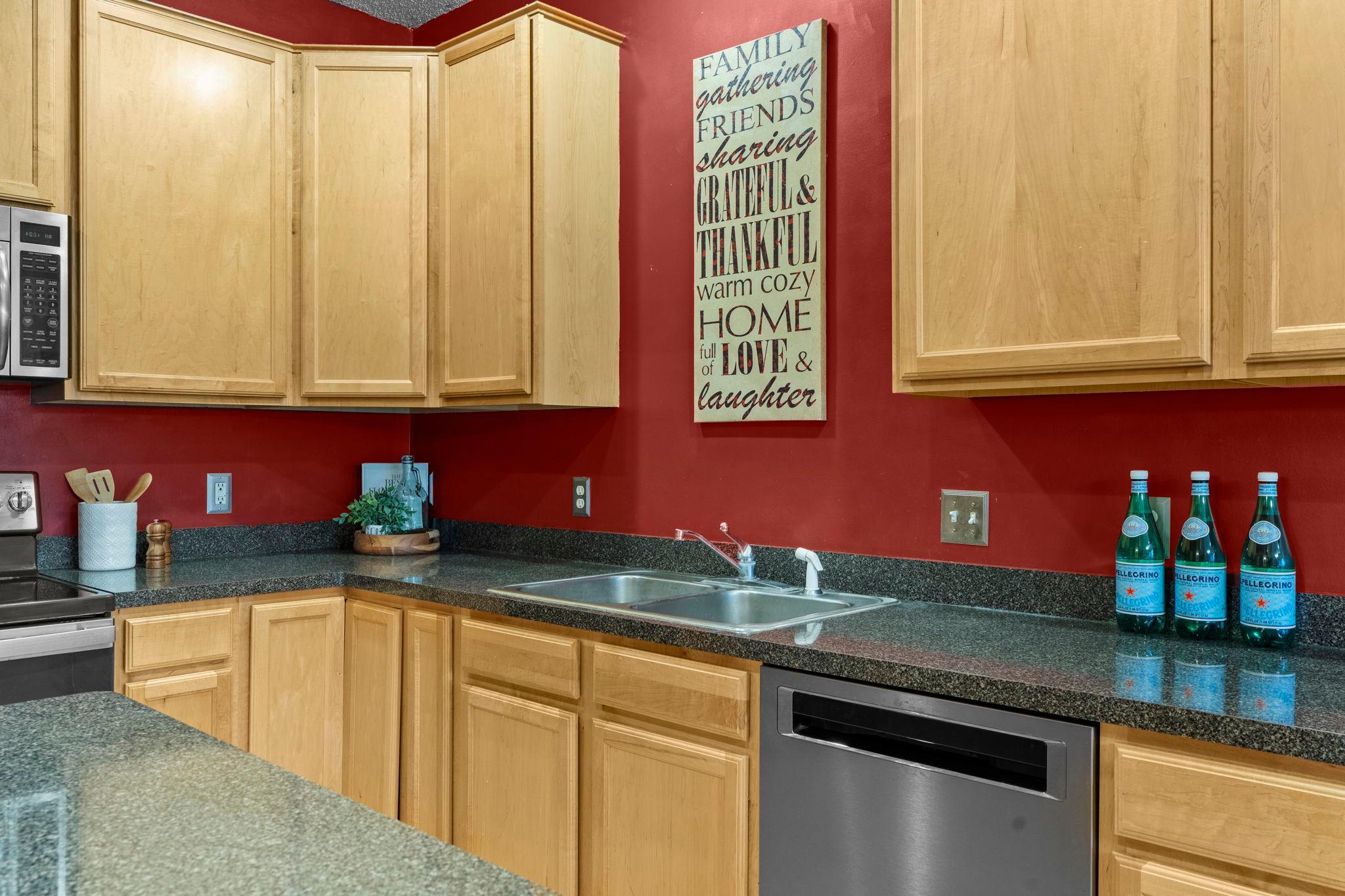 25-web-or-mls-17620 69th Pl N-139.jpg
