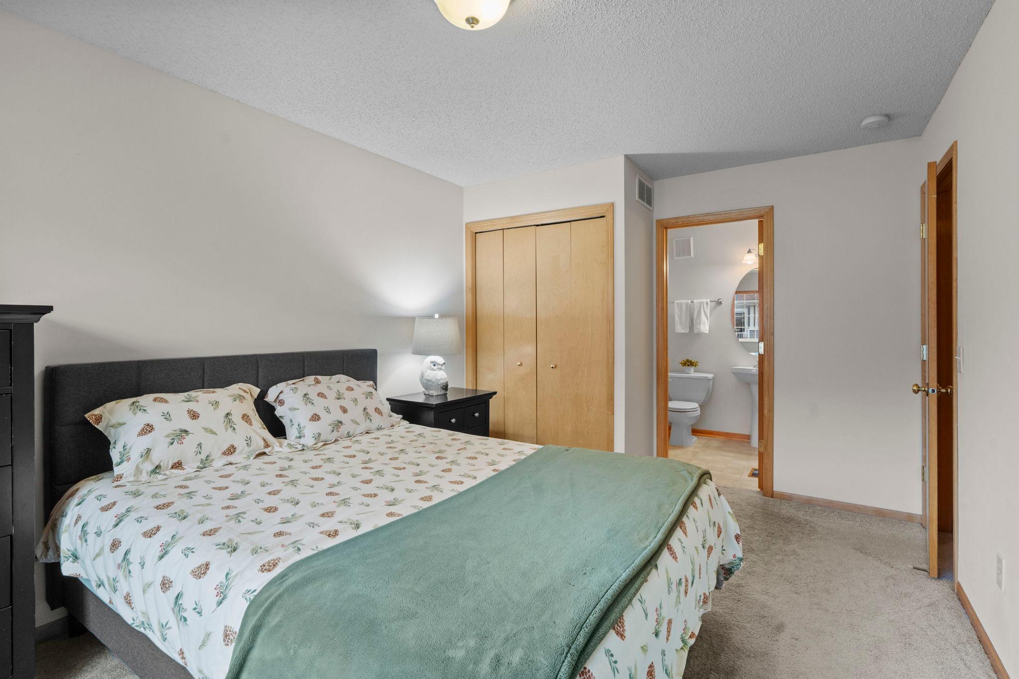 40-web-or-mls-17620 69th Pl N-214.jpg