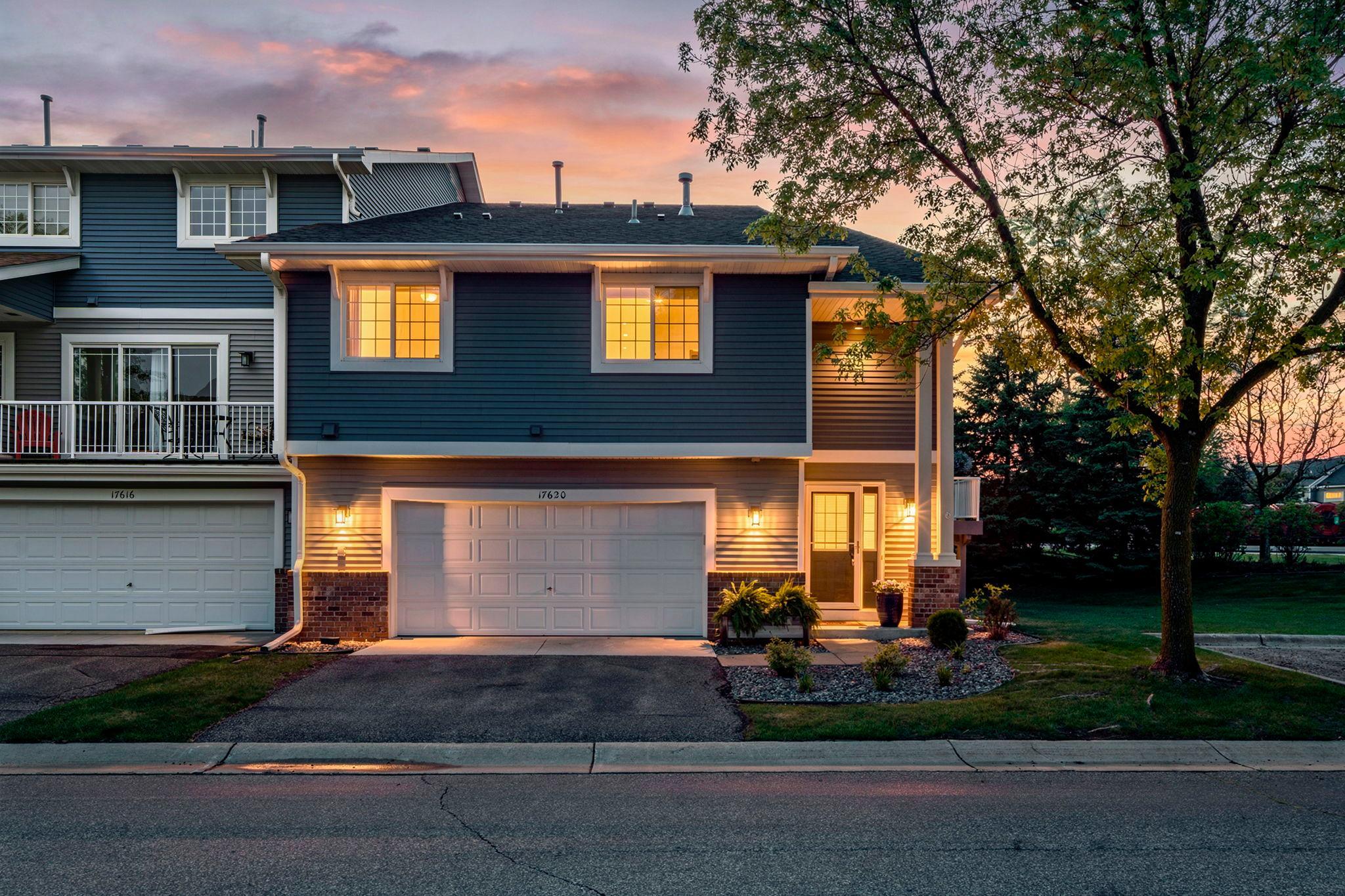 1-web-or-mls-17620 69th Pl N-42 copy.jpg