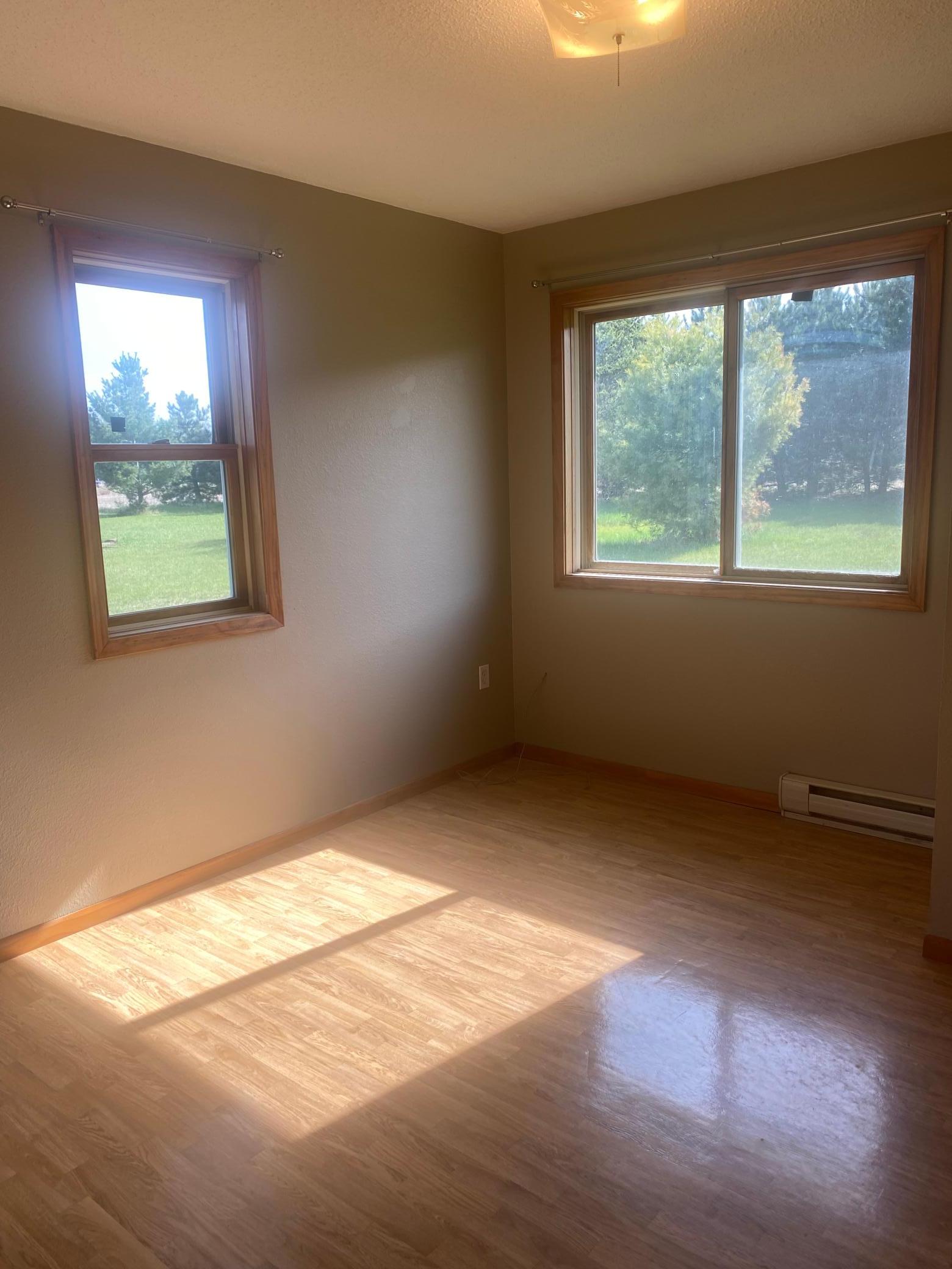 1st bedroom (2886 River Rd)