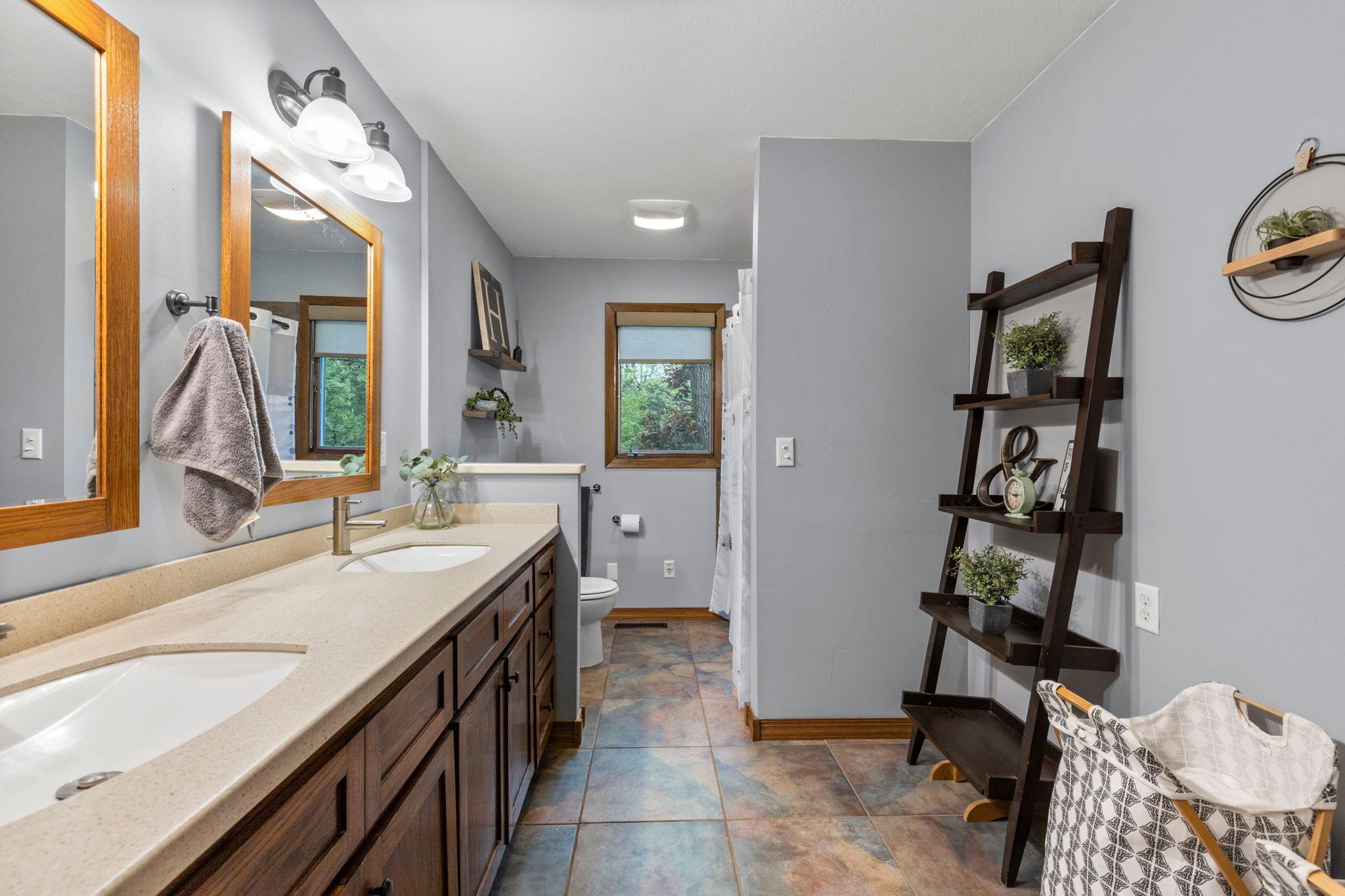 Upper level full bath!
