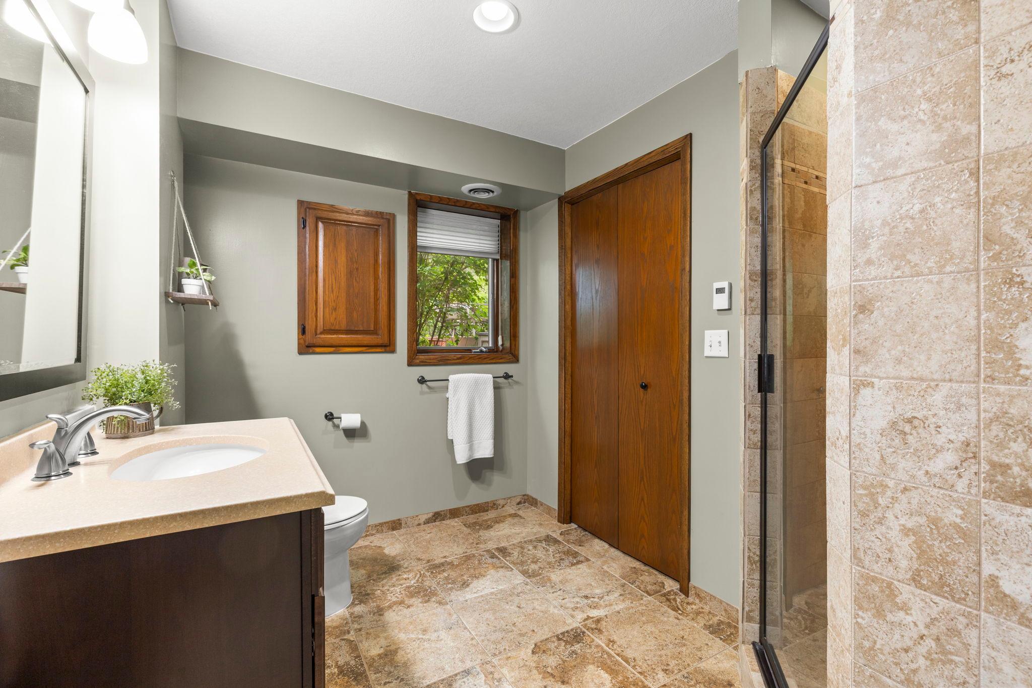 Lower level 3/4 bathroom w/heated floors!