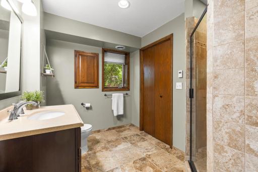 Lower level 3/4 bathroom w/heated floors!