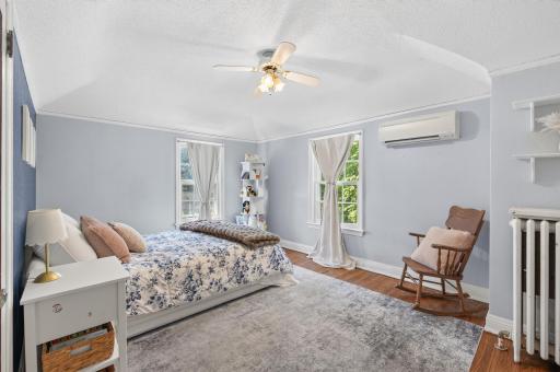 2716 E Minnehaha Parkway, Minneapolis, MN 55406