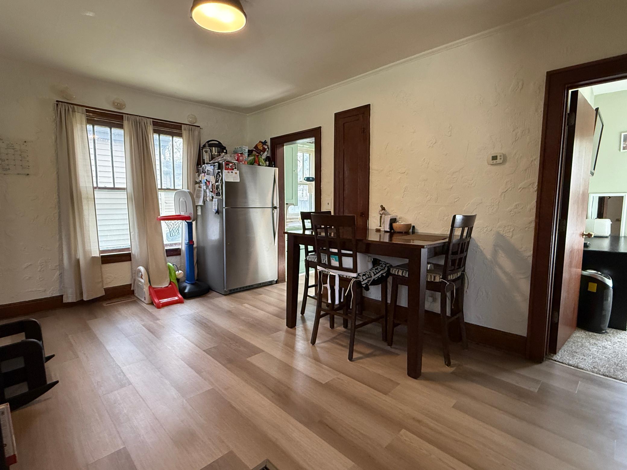 Dining to kitchen