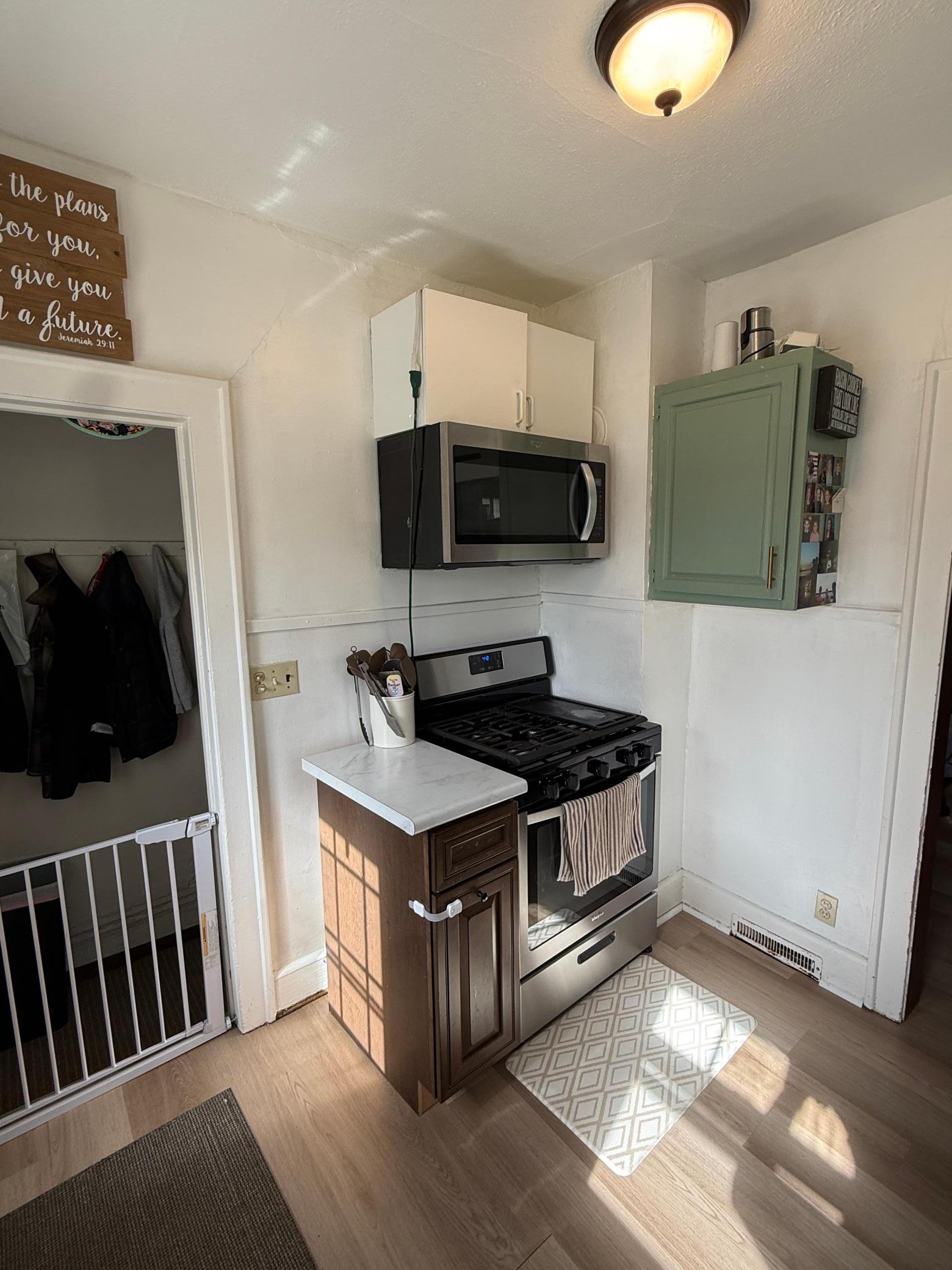 Kitchen/entrance to basement