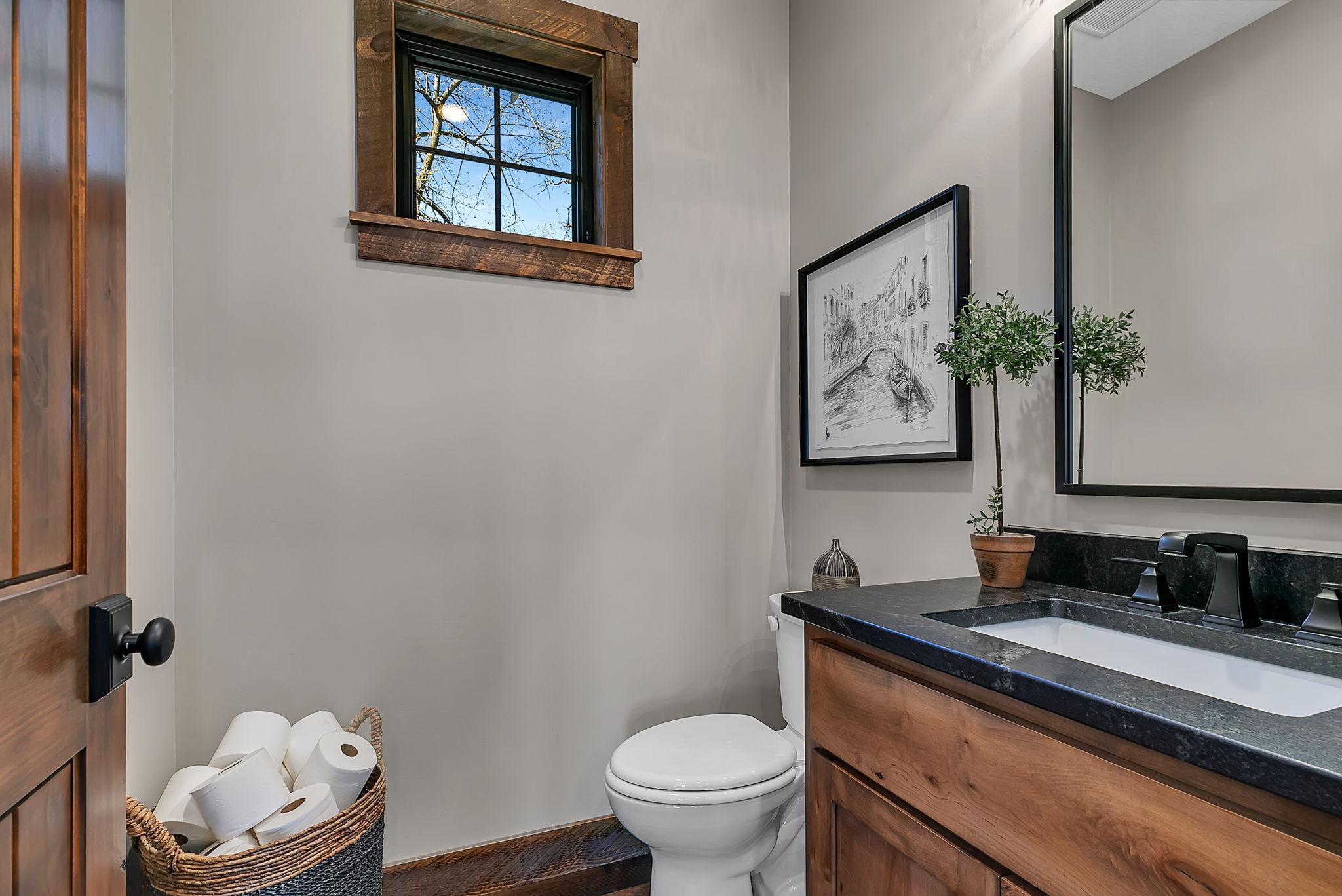 Main floor 1/2 Bath