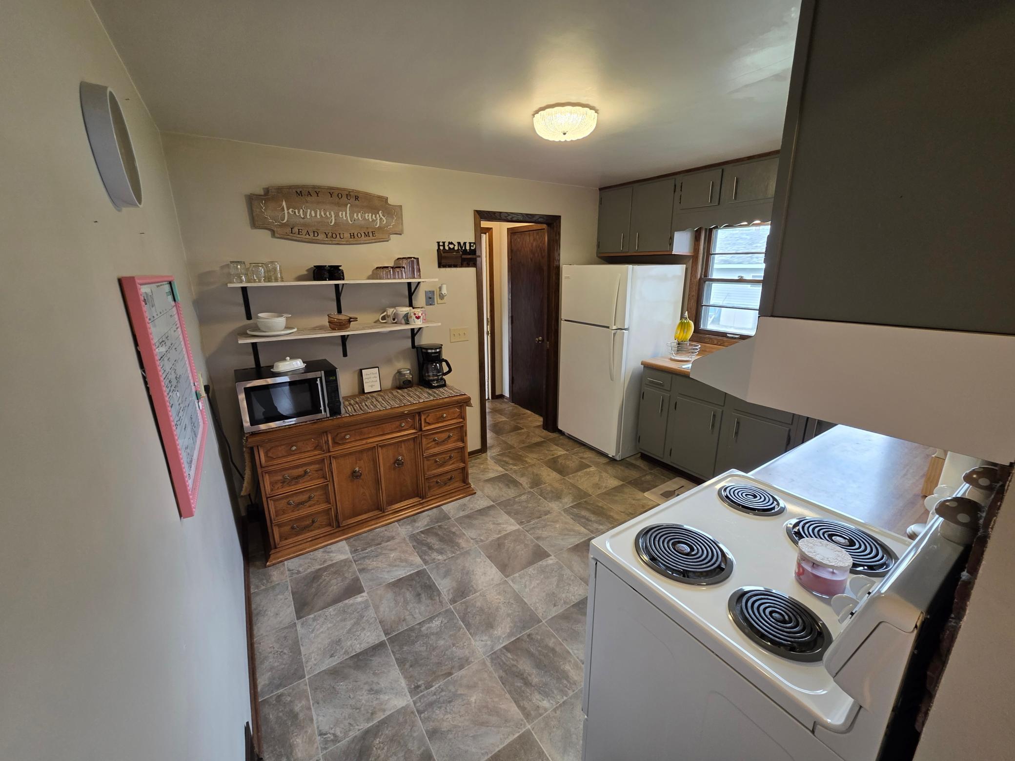 6 Kitchen.jpg