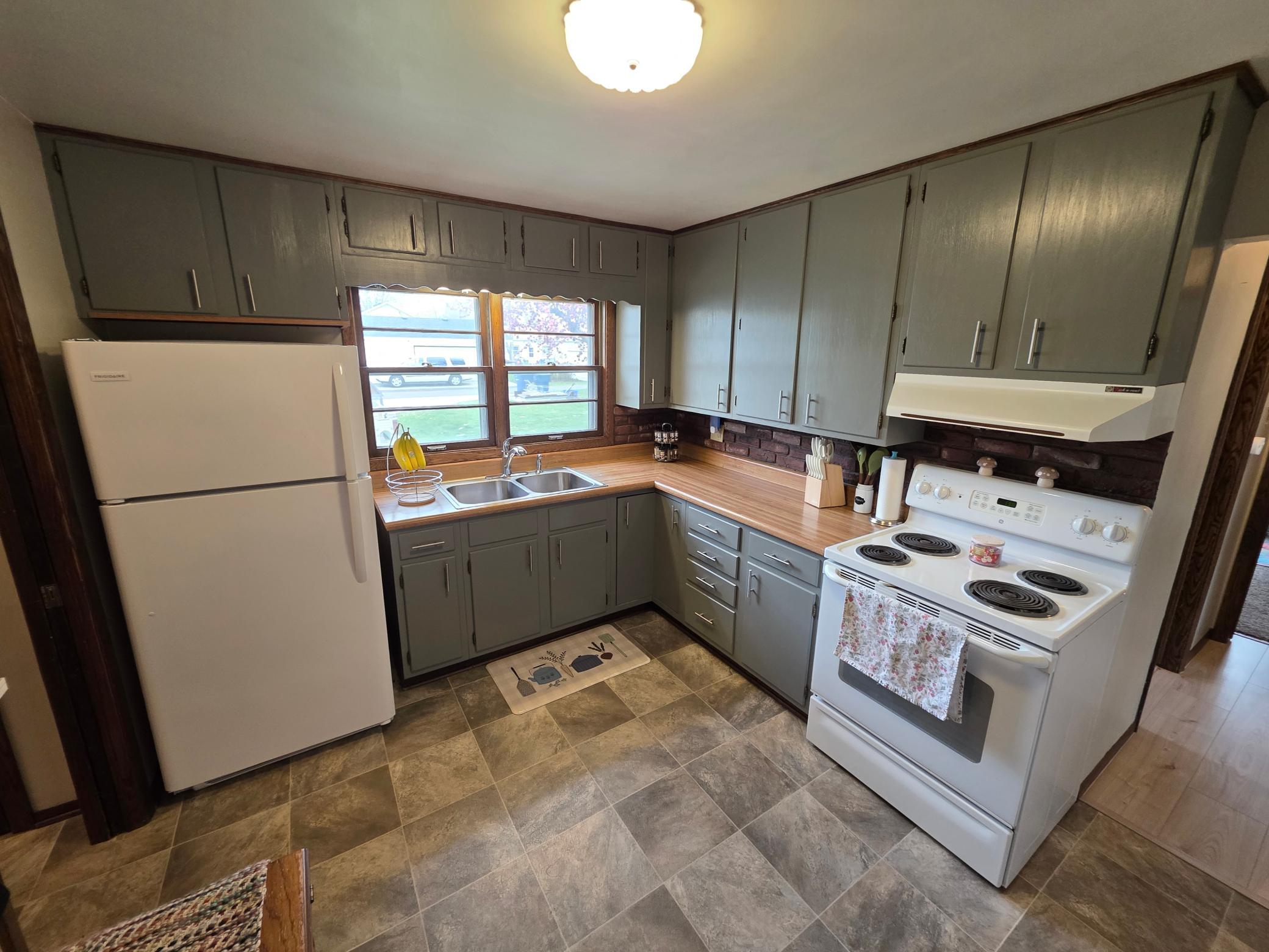 3 Kitchen.jpg