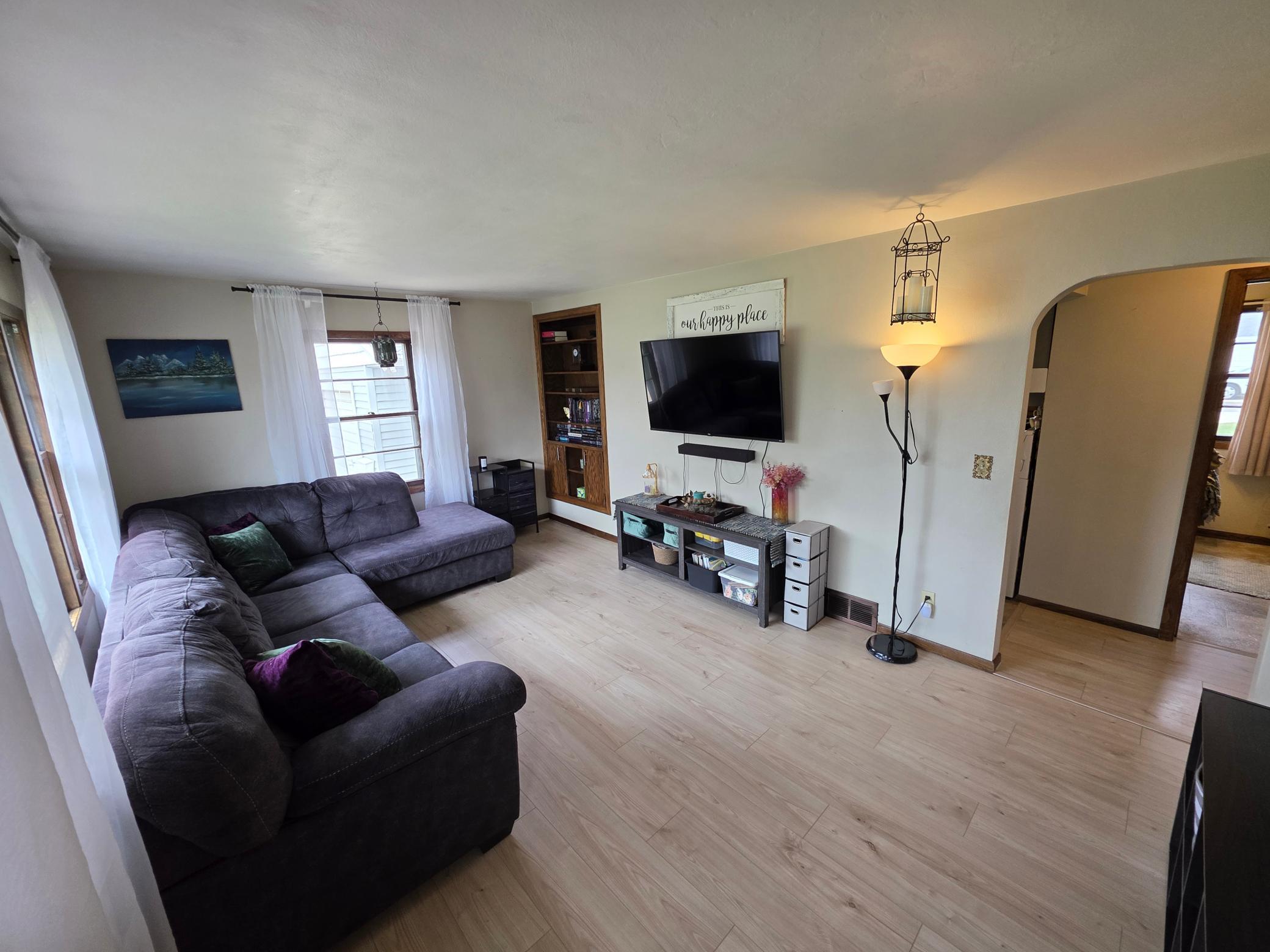 20 Living Room.jpg