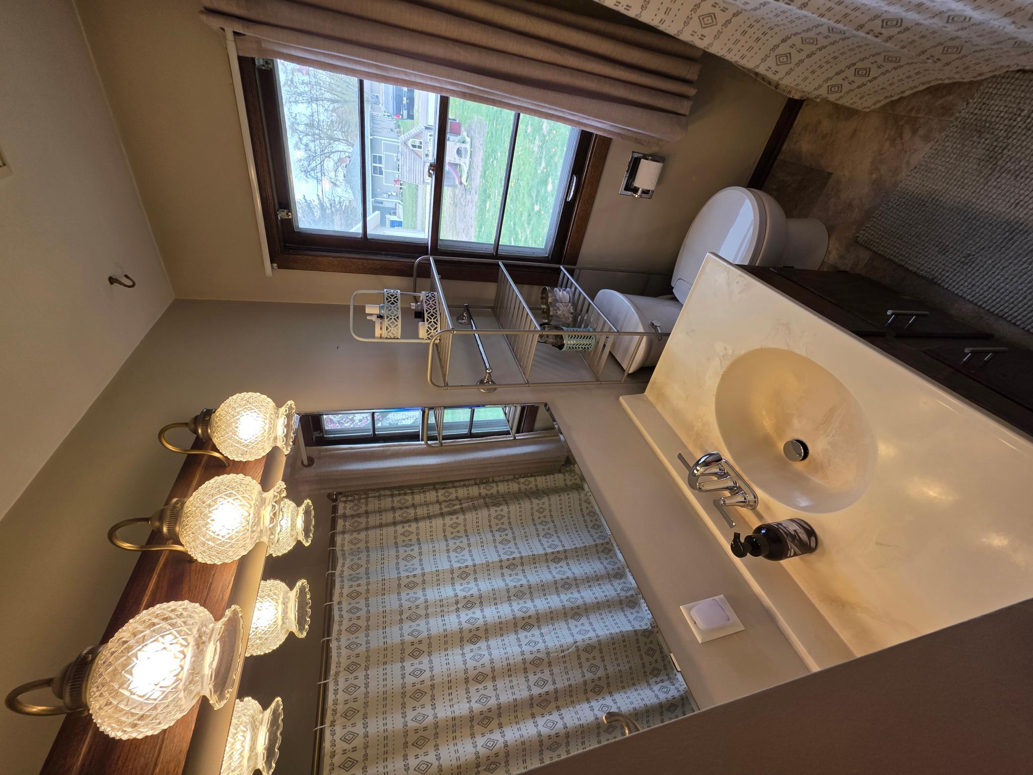 26 Main Level Bath.jpg