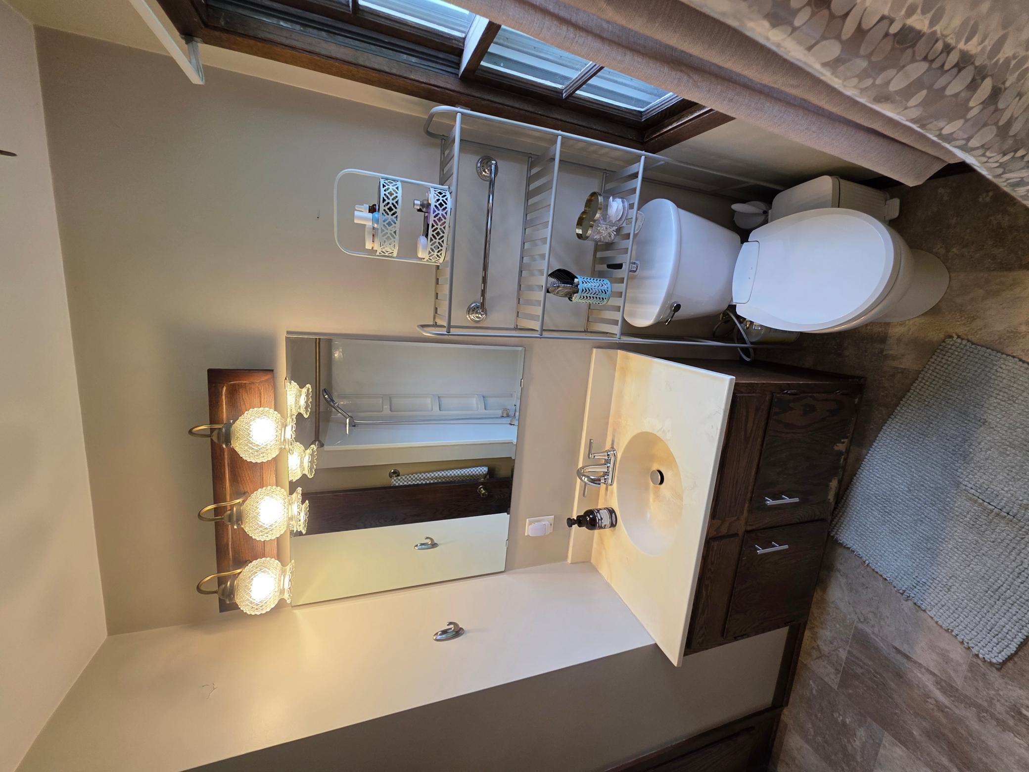27 Main Level Bath.jpg