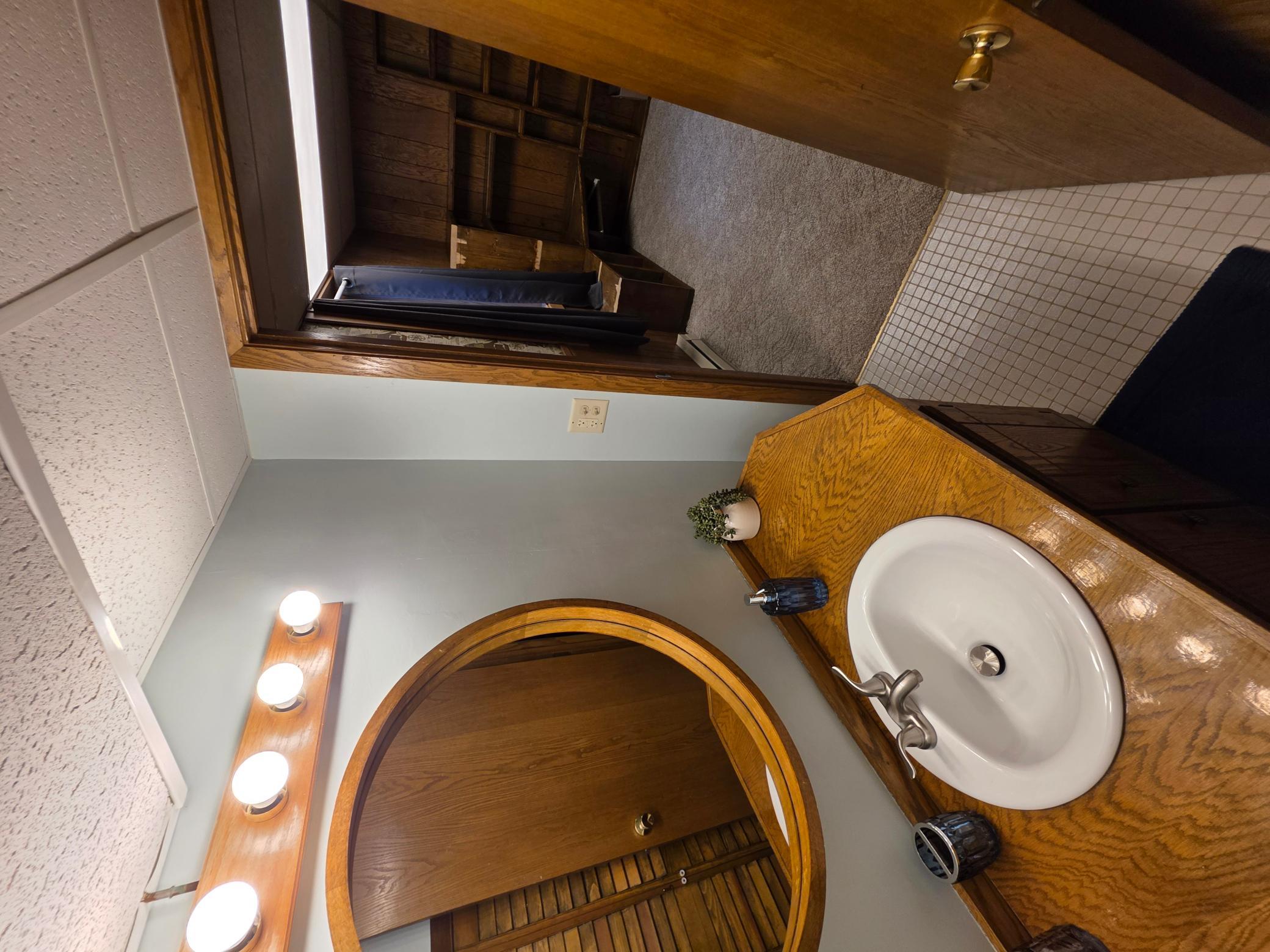 36 Lower Level Bath.jpg