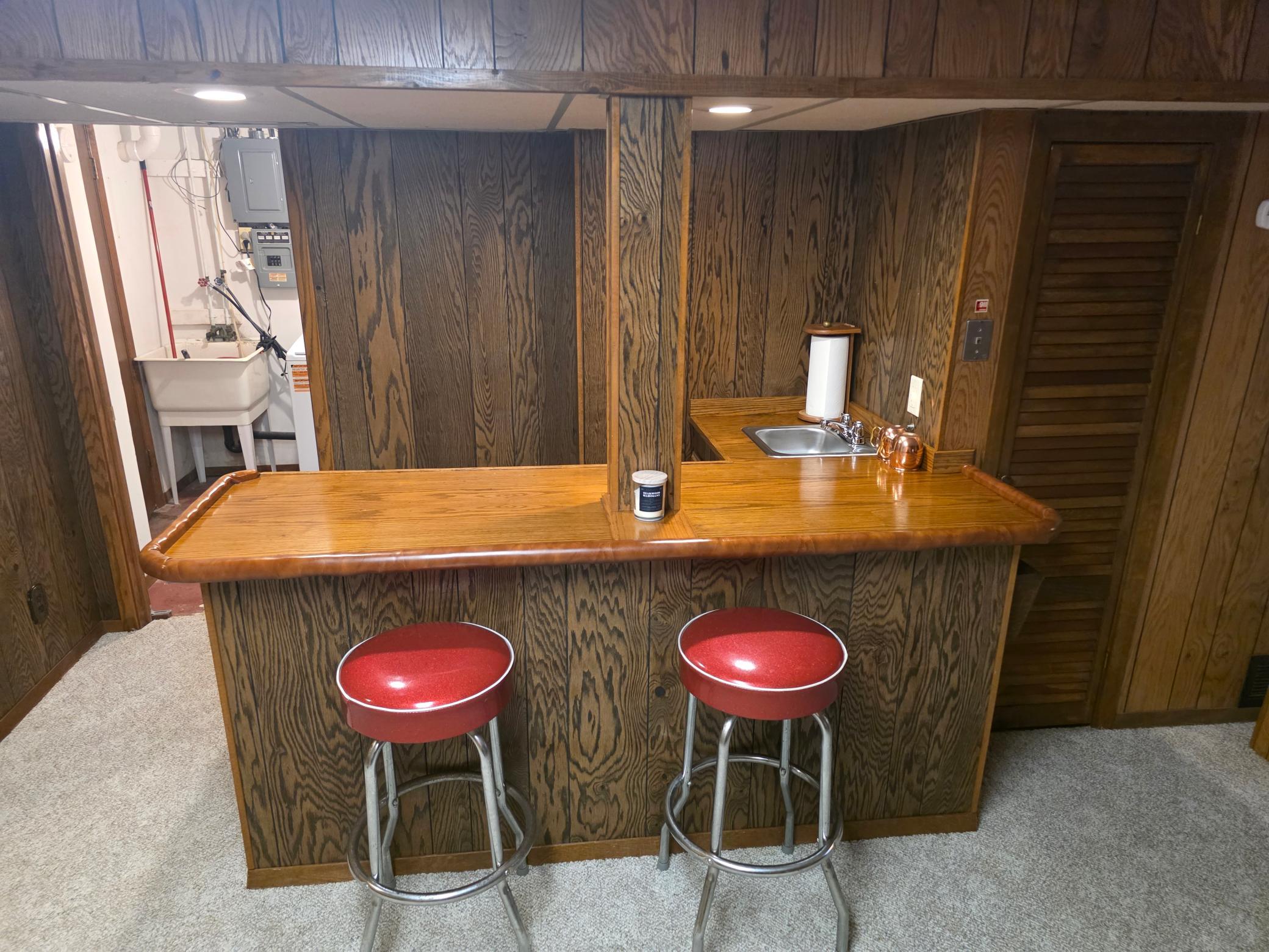 39 Lower Level Wet Bar.jpg