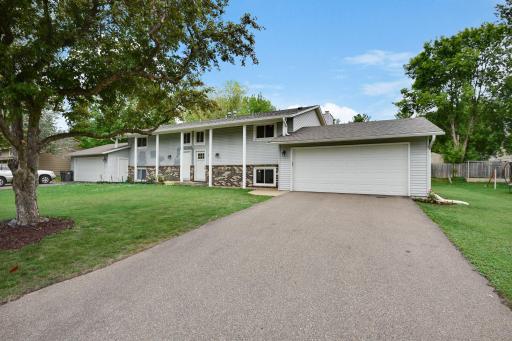 Welcome to WONDERFUL! Every detail has been taken care of in this handsome Twin Home.