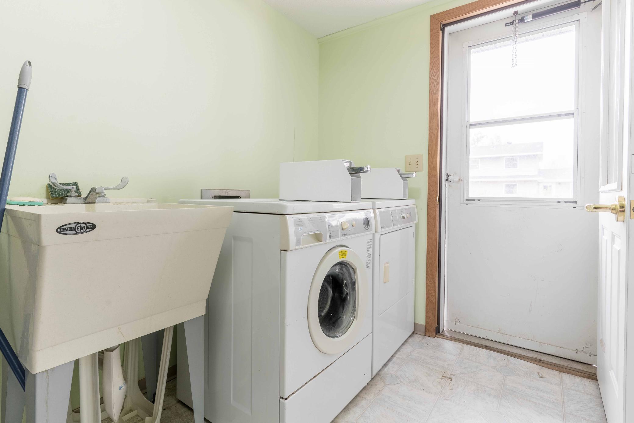 706, 708 Washer/Dryer