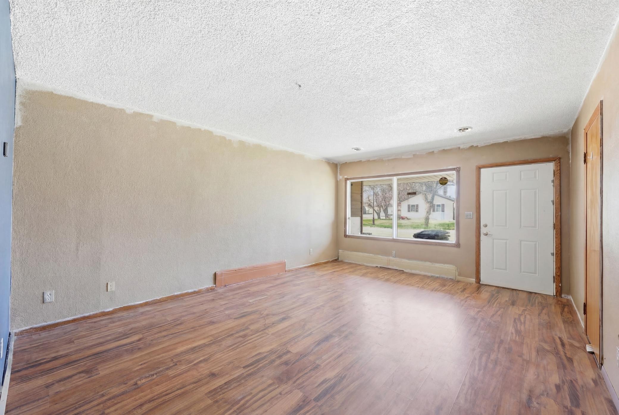716 entry/living room