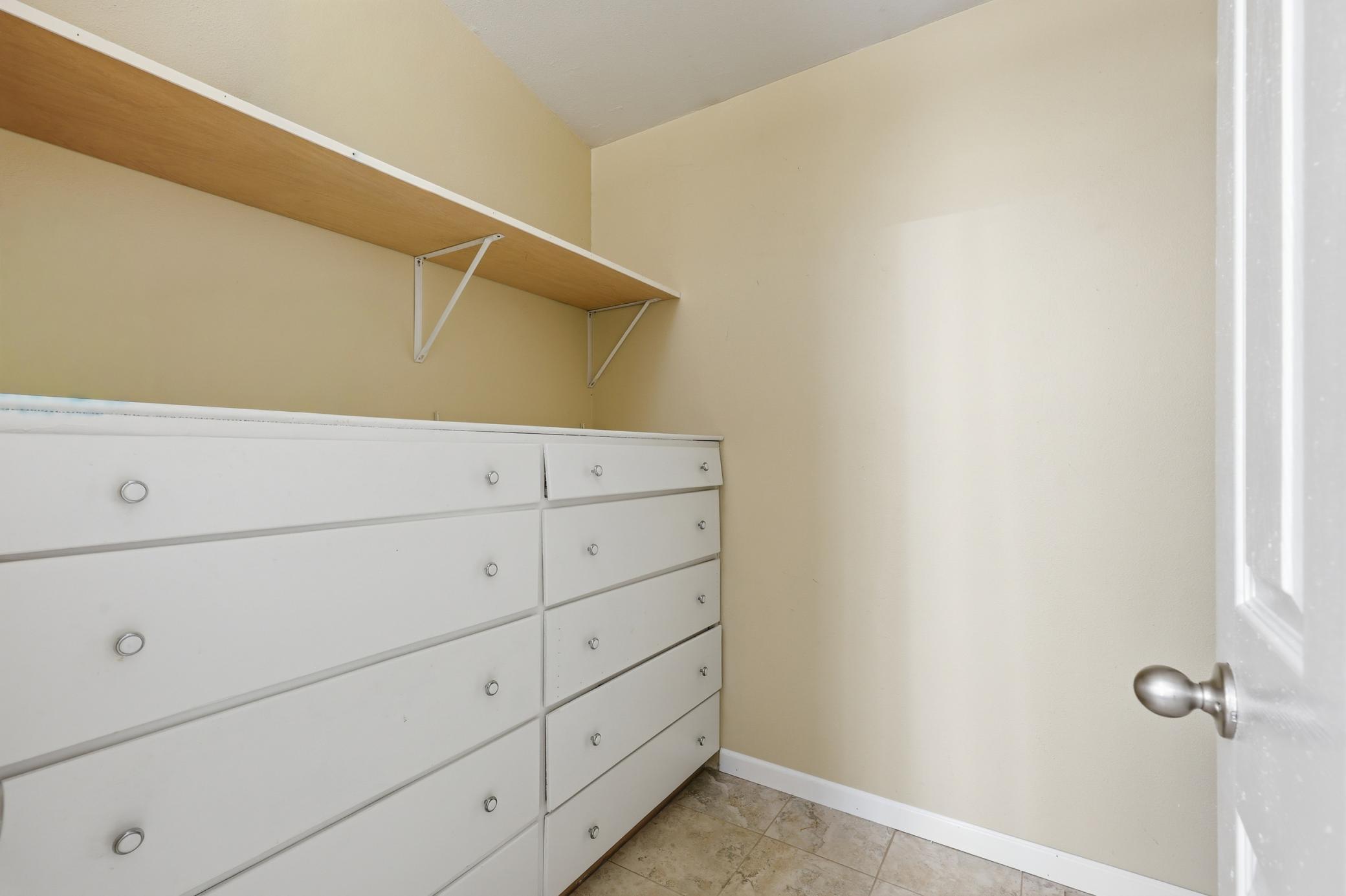 718 Walk-in closet