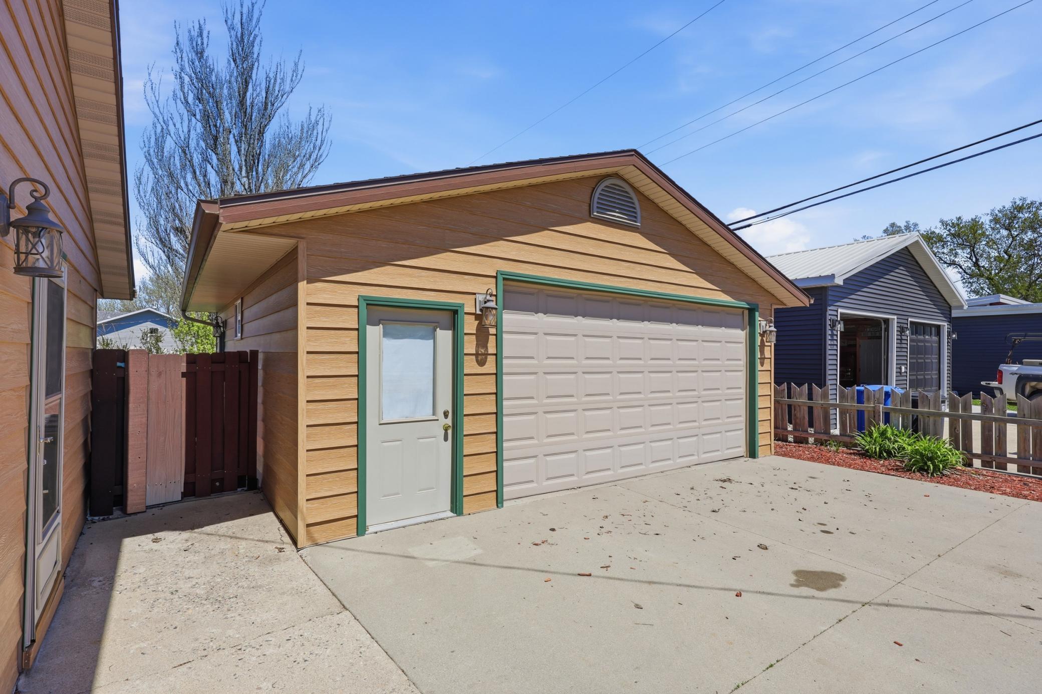 Detached garage