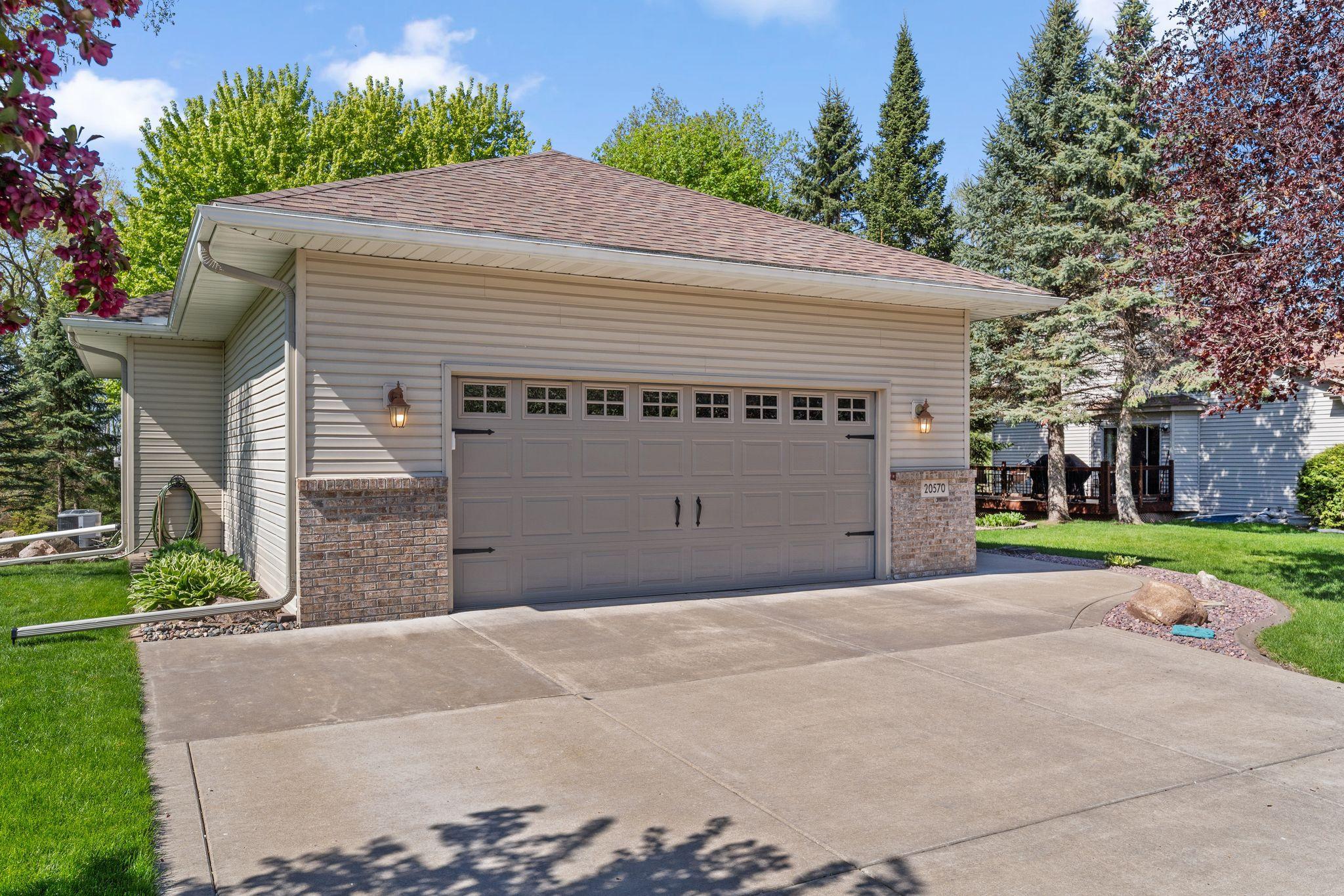 Nice concrete driveway with extra parking!