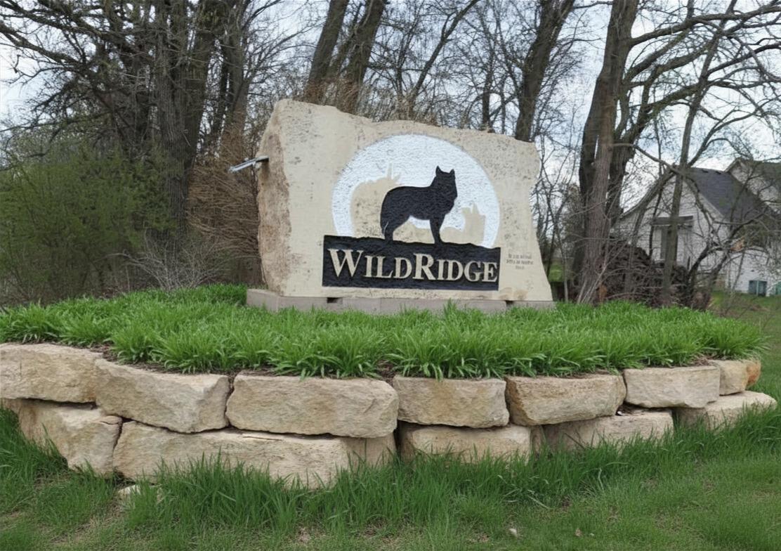 Welcoming monument to the entrance of the community.