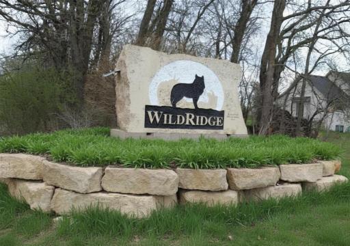 Welcoming monument to the entrance of the community.