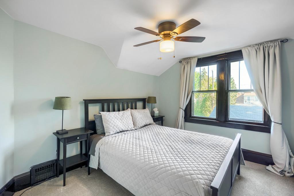 Comfortable and functional upper-level layout