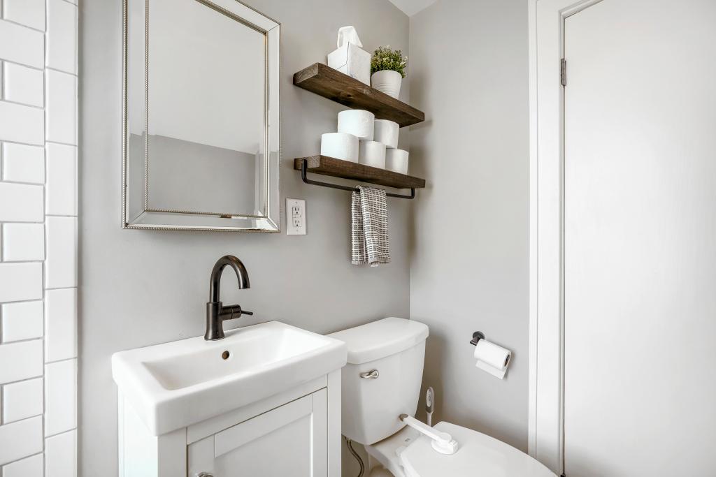 Fully remodeled upper-level bathroom