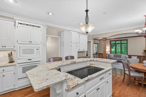 Cooktop in the island plus additional storage spaces