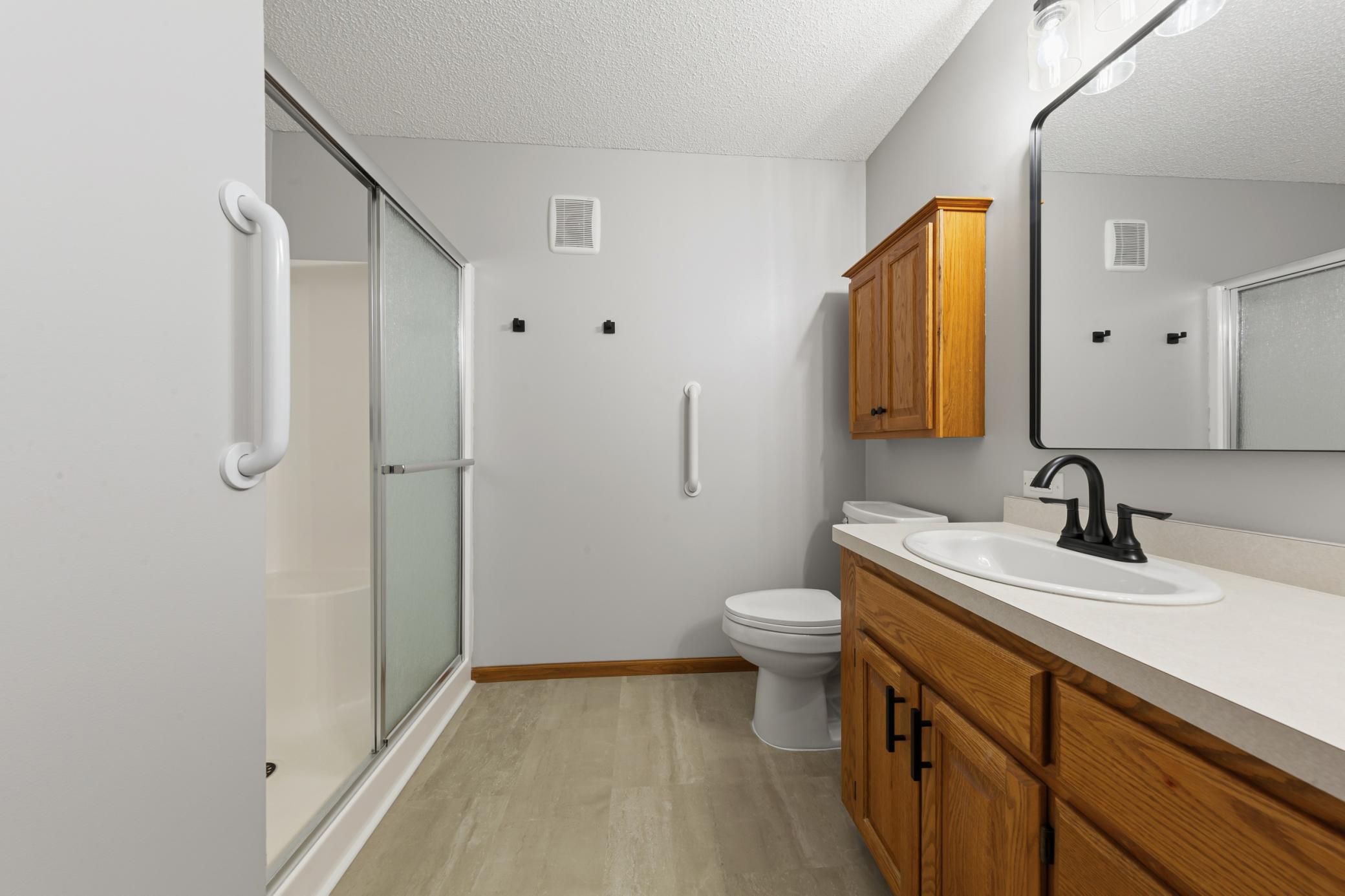 41_33 main bathroom.jpg