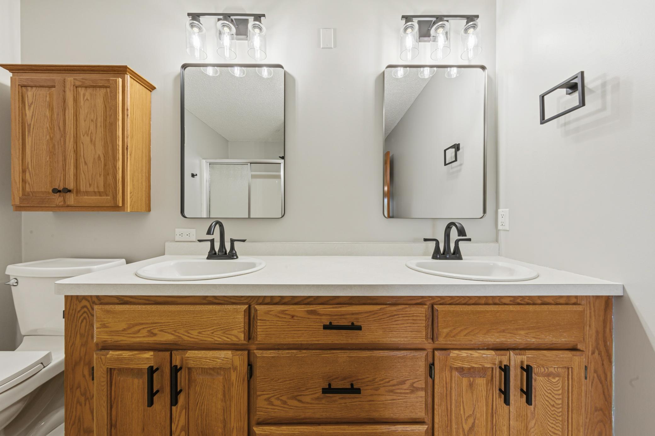 40_32 main bathroom.jpg