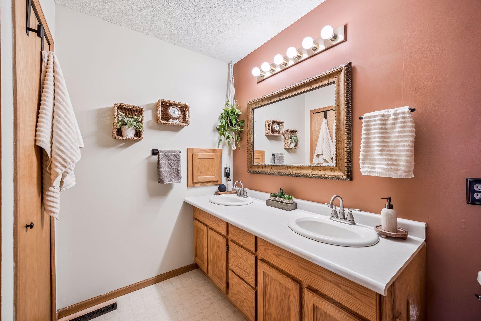 Dual sink in upper full bath