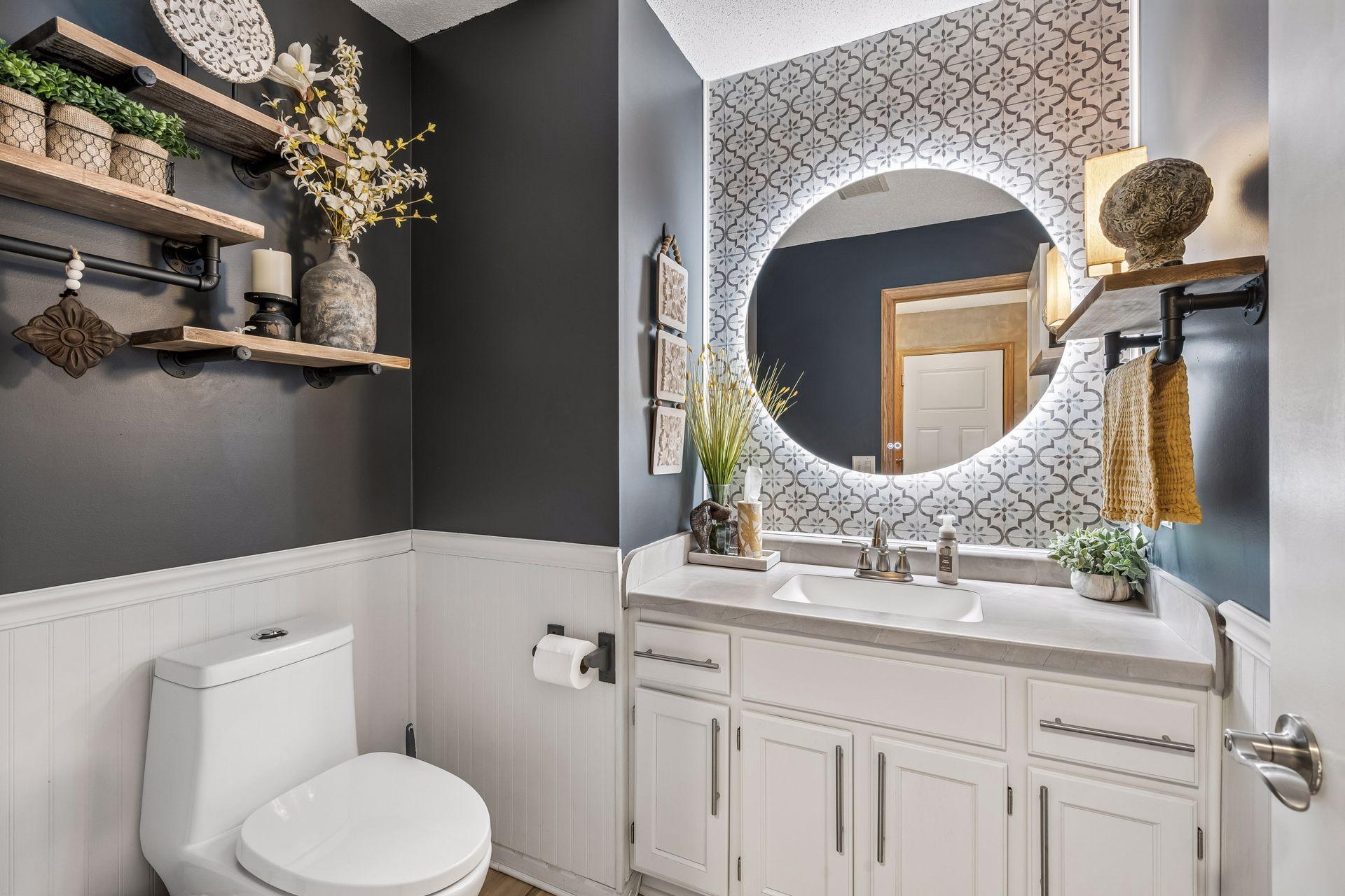 Main Level 1/2 bath.jpg