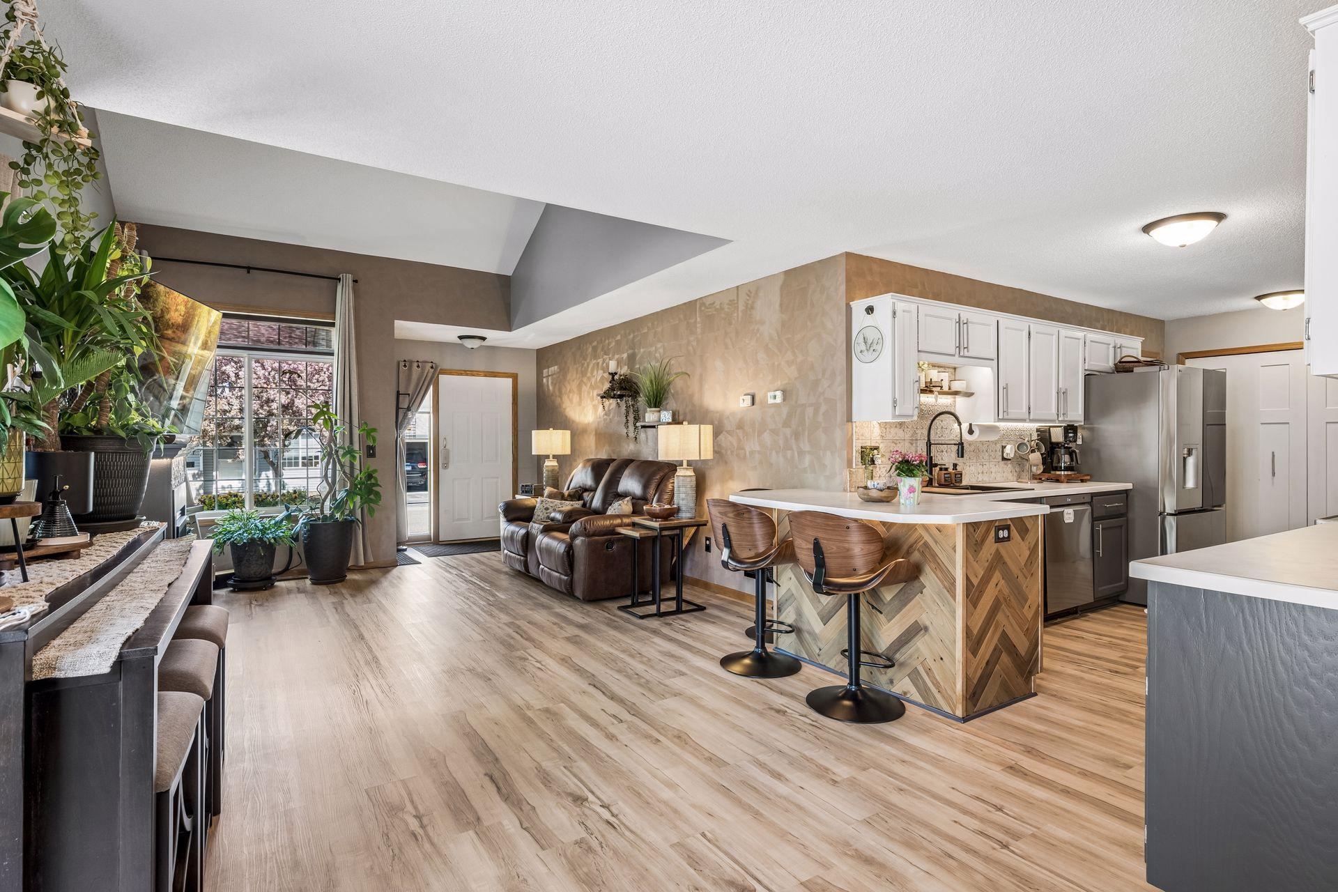 Open floorplan great for entertaining.jpg