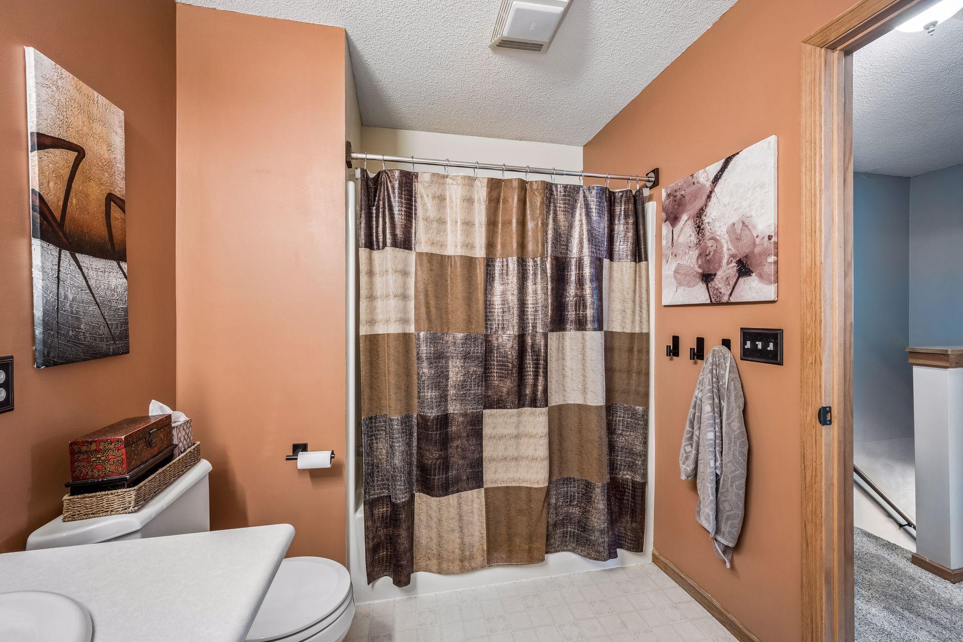 Upper Full bath.jpg