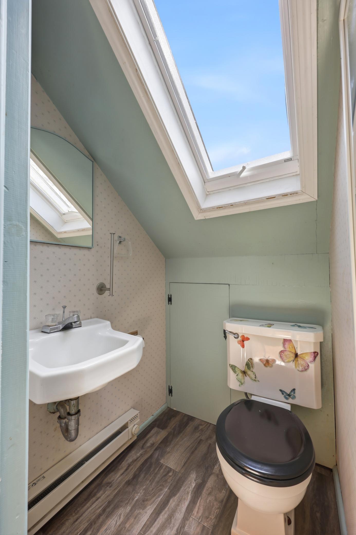 Upstairs 1/2 bath