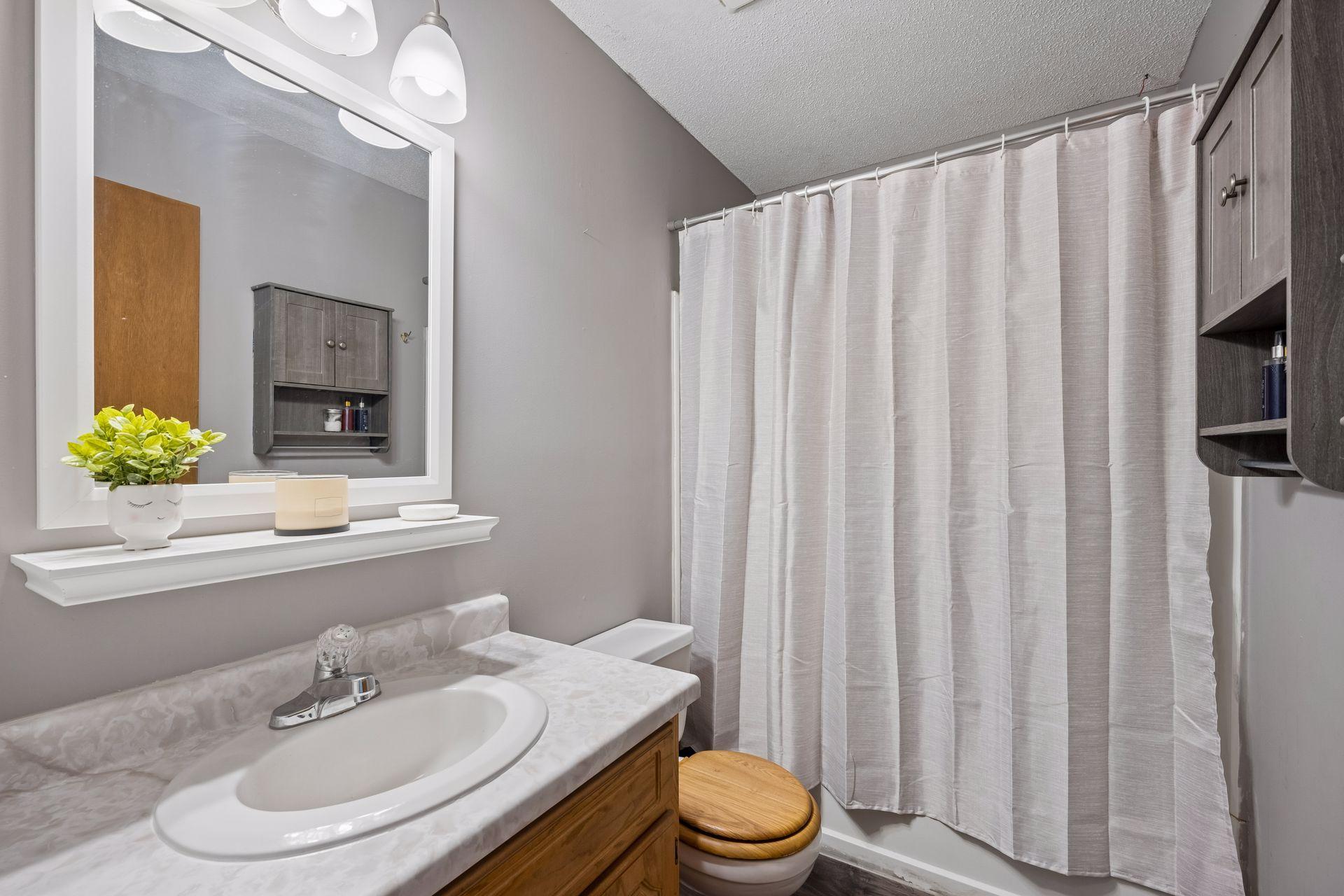 Upper level full bath
