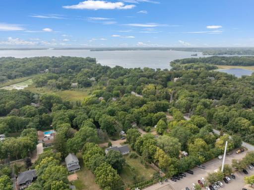 Donât miss the opportunity to make this exceptional Deephaven home your own. Thoughtful modern updates complement its timeless character and charm, all in a desirable location near Lake Minnetonka.