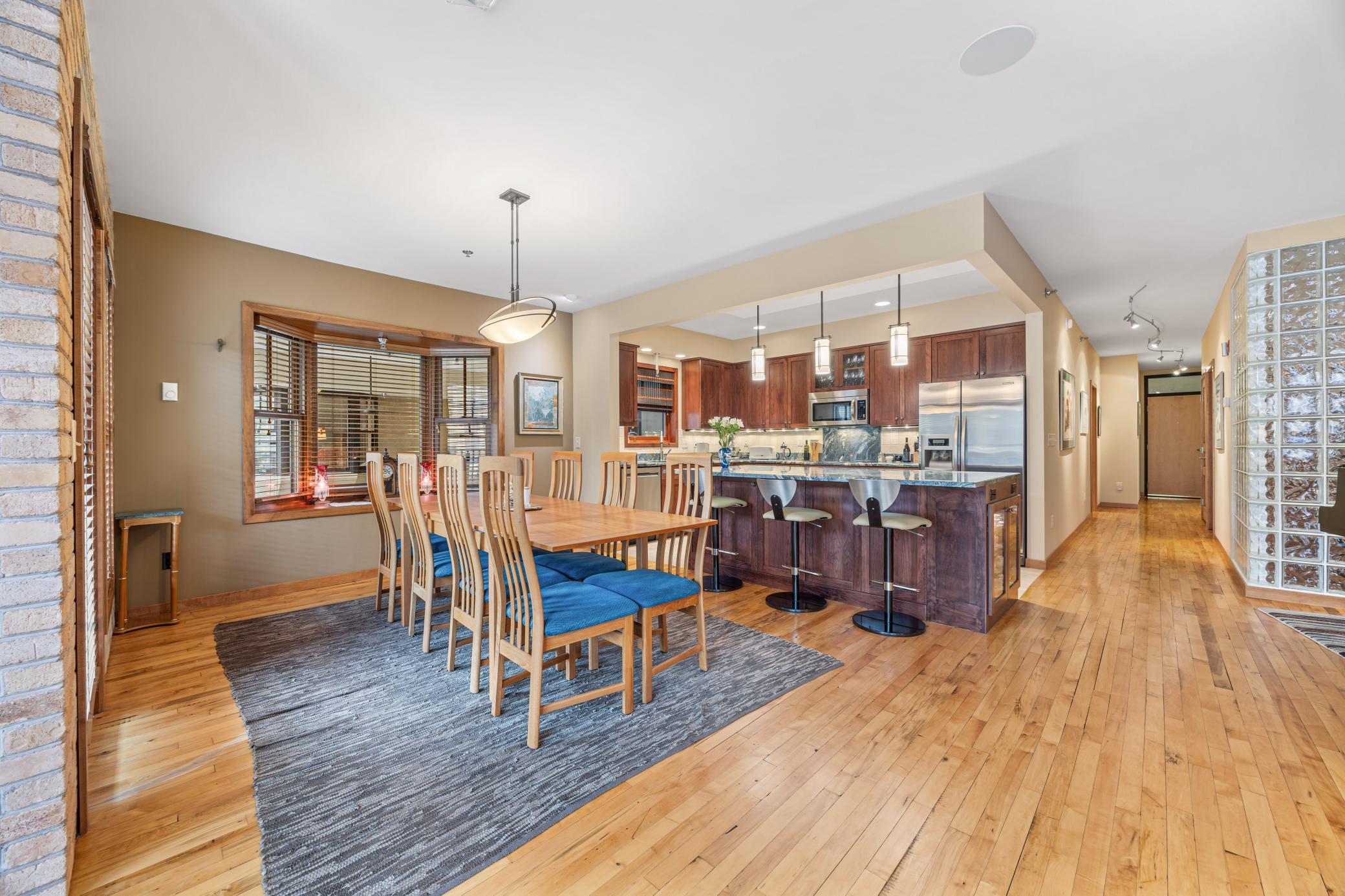 Kitchen & Dining