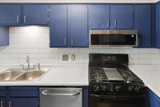 You can't beat gas for cooking and the low profile space saving microwave gives you plenty of works space for your largest of pots!